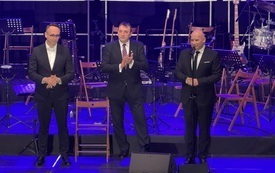 Prezydent Marcin Witko, Starosta Dariusz Kowalczyk i minster Dariusz klimczak składają Paniom życzenia na scenie