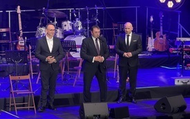 Prezydent Marcin Witko, Starosta Dariusz Kowalczyk i minster Dariusz klimczak składają Paniom życzenia na scenie