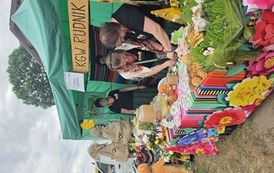 Stoisko koła gospodyń wiejskich na miodobraniu w Żelechlinku