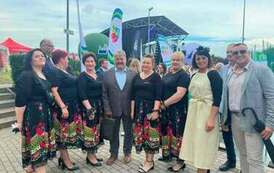 Przedstawiciele władz oraz uczestnicy podczas Lubocheńskiego Festiwalu Masła 