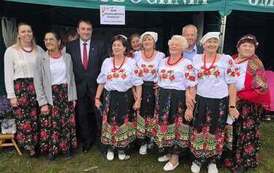 Przedstawiciele władz oraz uczestnicy podczas Lubocheńskiego Festiwalu Masła 