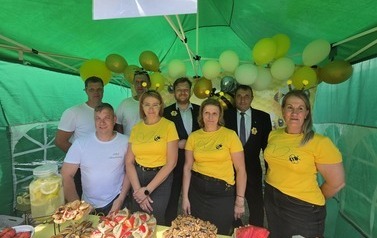 Koło gospodyń wiejskich na miodobraniu w Żelechlinku