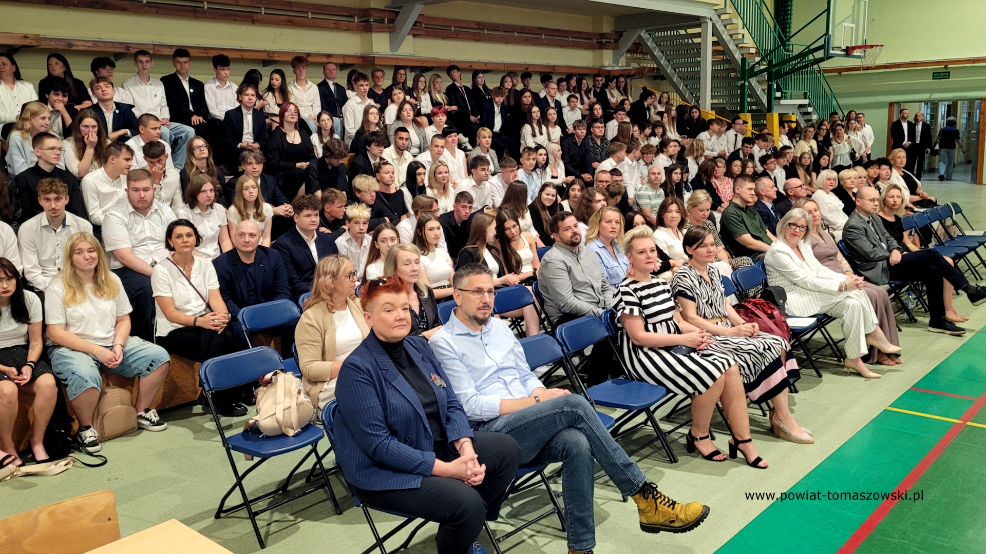Na zdjęciu uczestnicy uroczystego rozpoczęcia roku szkolnego 2025/2026 w Zespole Szkół Ponadpodstawowych nr 2 im. Stanisława Staszica w Tomaszowie Mazowieckim, które odbyło się w poniedziałek, 1 września 2025 roku. 