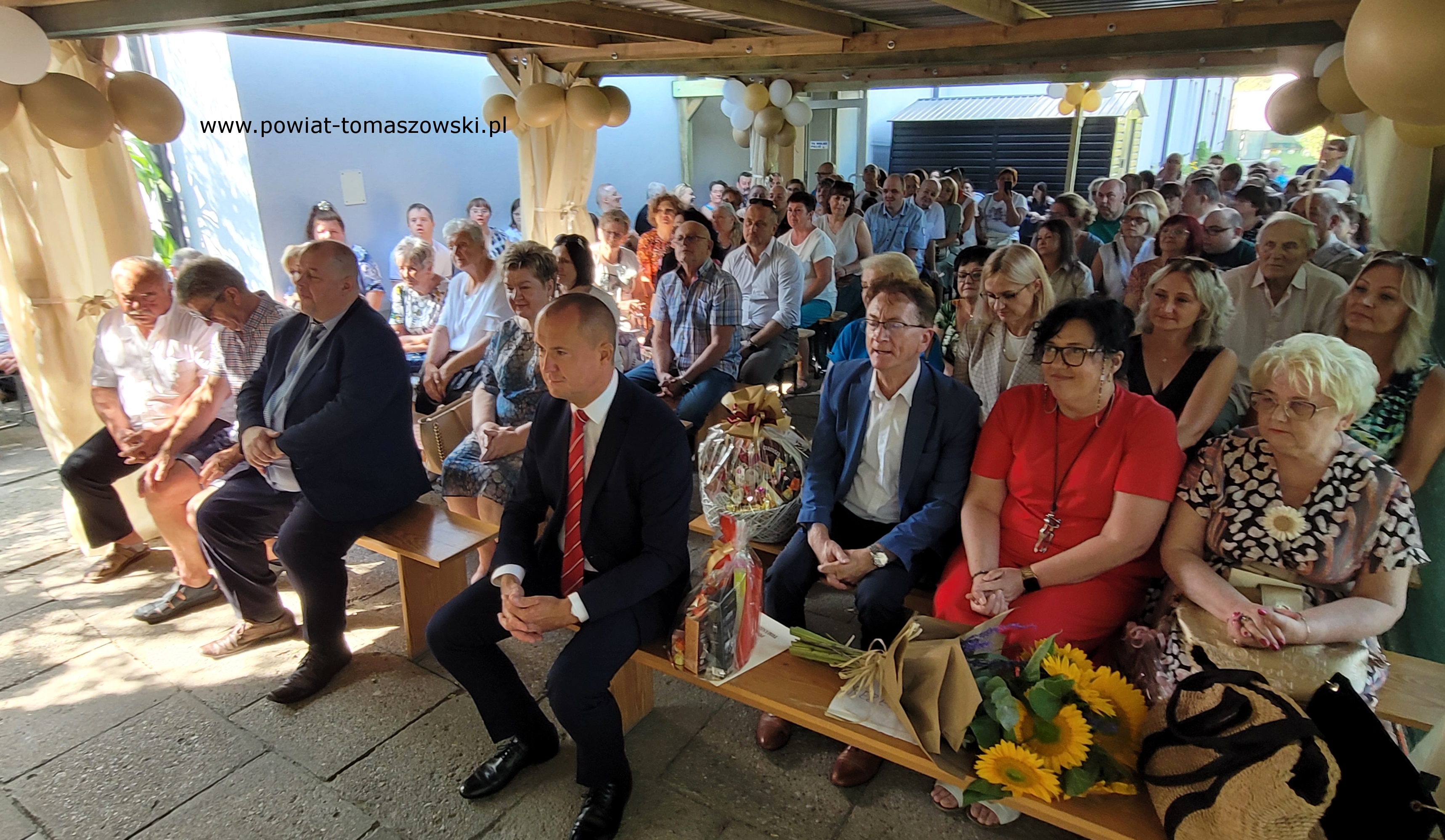 Na zdjęciu: uczestnicy obchod&oacute;w 30-lecia istnienia Warsztat&oacute;w Terapii Zajęciowej przy Stowarzyszeniu Rodzin Dzieci i&nbsp;Os&oacute;b Niepełnosprawnych w&nbsp;Tomaszowie Mazowieckim, kt&oacute;re odbyły się w&nbsp;czwartek, 6 września 2024 roku, w&nbsp;siedzibie WTZ 