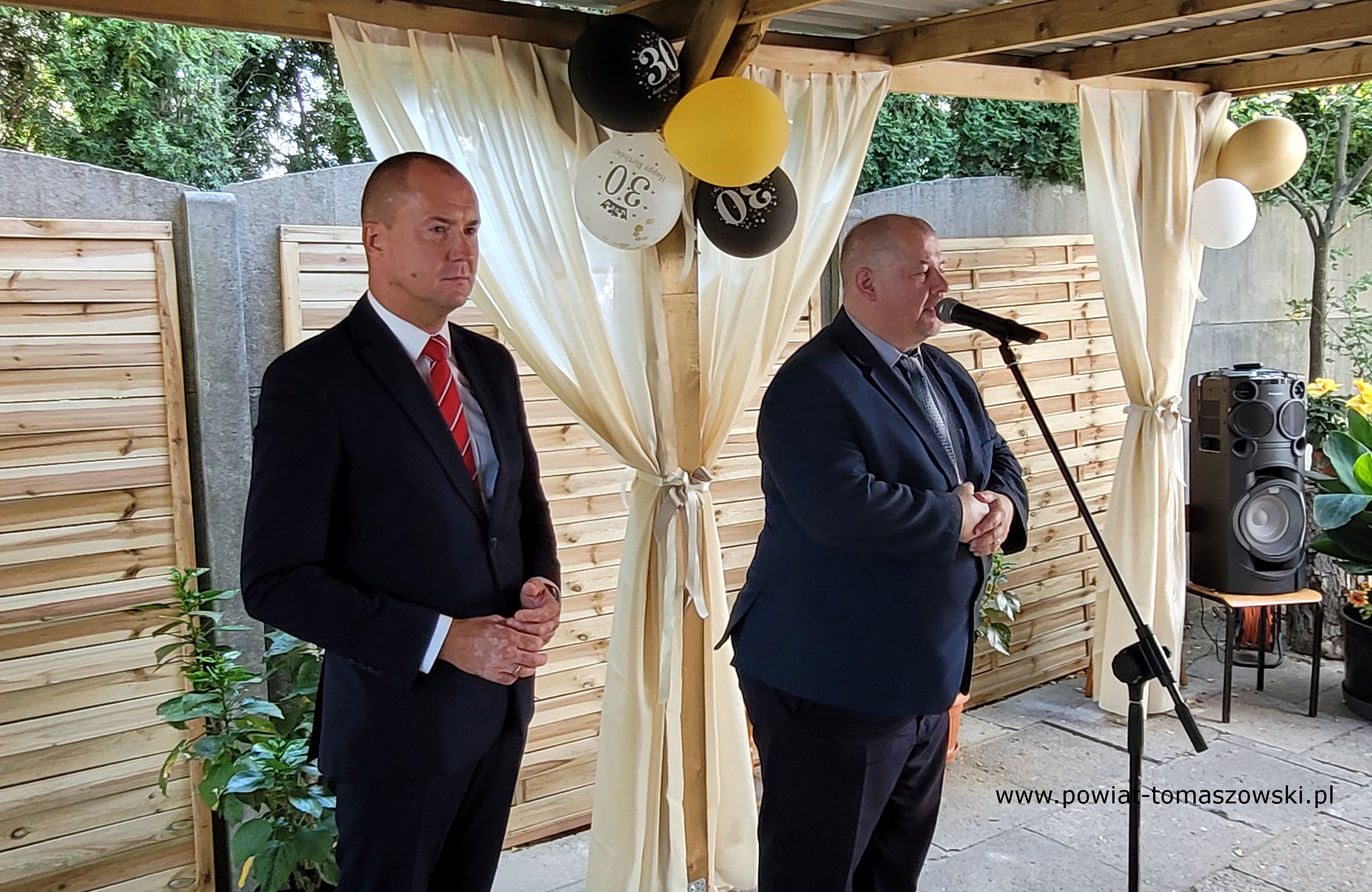 Na zdjęciu: uczestnicy obchod&oacute;w 30-lecia istnienia Warsztat&oacute;w Terapii Zajęciowej przy Stowarzyszeniu Rodzin Dzieci i&nbsp;Os&oacute;b Niepełnosprawnych w&nbsp;Tomaszowie Mazowieckim, kt&oacute;re odbyły się w&nbsp;czwartek, 6 września 2024 roku, w&nbsp;siedzibie WTZ 