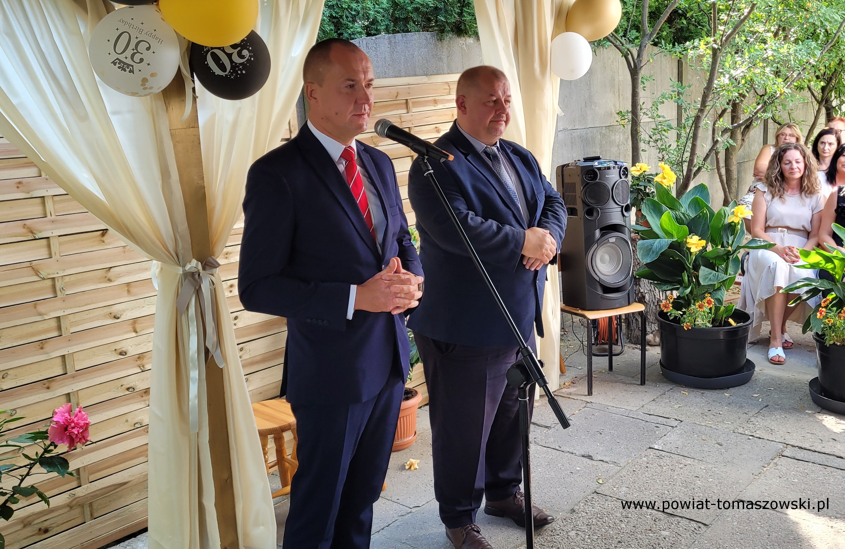 Na zdjęciu: uczestnicy obchod&oacute;w 30-lecia istnienia Warsztat&oacute;w Terapii Zajęciowej przy Stowarzyszeniu Rodzin Dzieci i&nbsp;Os&oacute;b Niepełnosprawnych w&nbsp;Tomaszowie Mazowieckim, kt&oacute;re odbyły się w&nbsp;czwartek, 6 września 2024 roku, w&nbsp;siedzibie WTZ 