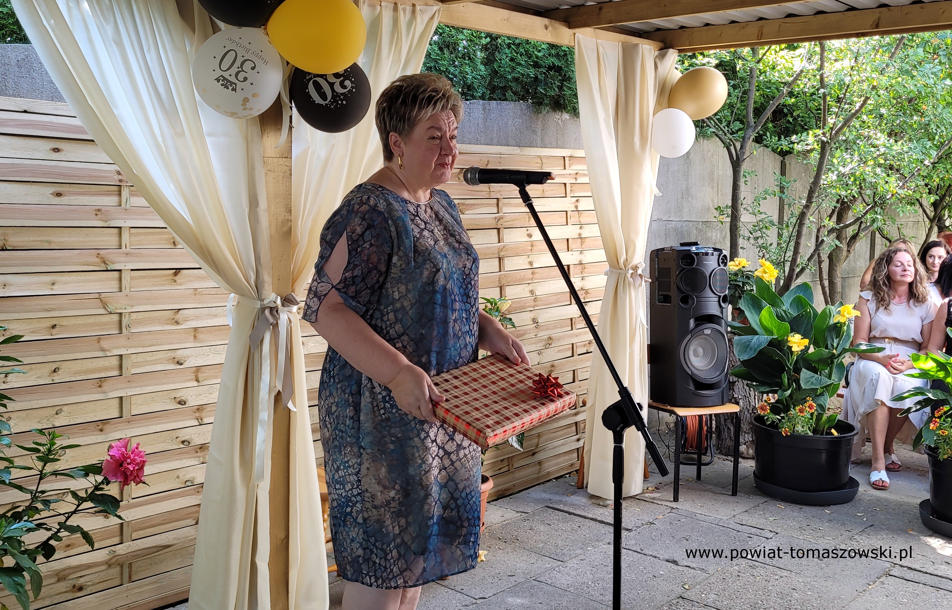 Na zdjęciu: uczestnicy obchod&oacute;w 30-lecia istnienia Warsztat&oacute;w Terapii Zajęciowej przy Stowarzyszeniu Rodzin Dzieci i&nbsp;Os&oacute;b Niepełnosprawnych w&nbsp;Tomaszowie Mazowieckim, kt&oacute;re odbyły się w&nbsp;czwartek, 6 września 2024 roku, w&nbsp;siedzibie WTZ 