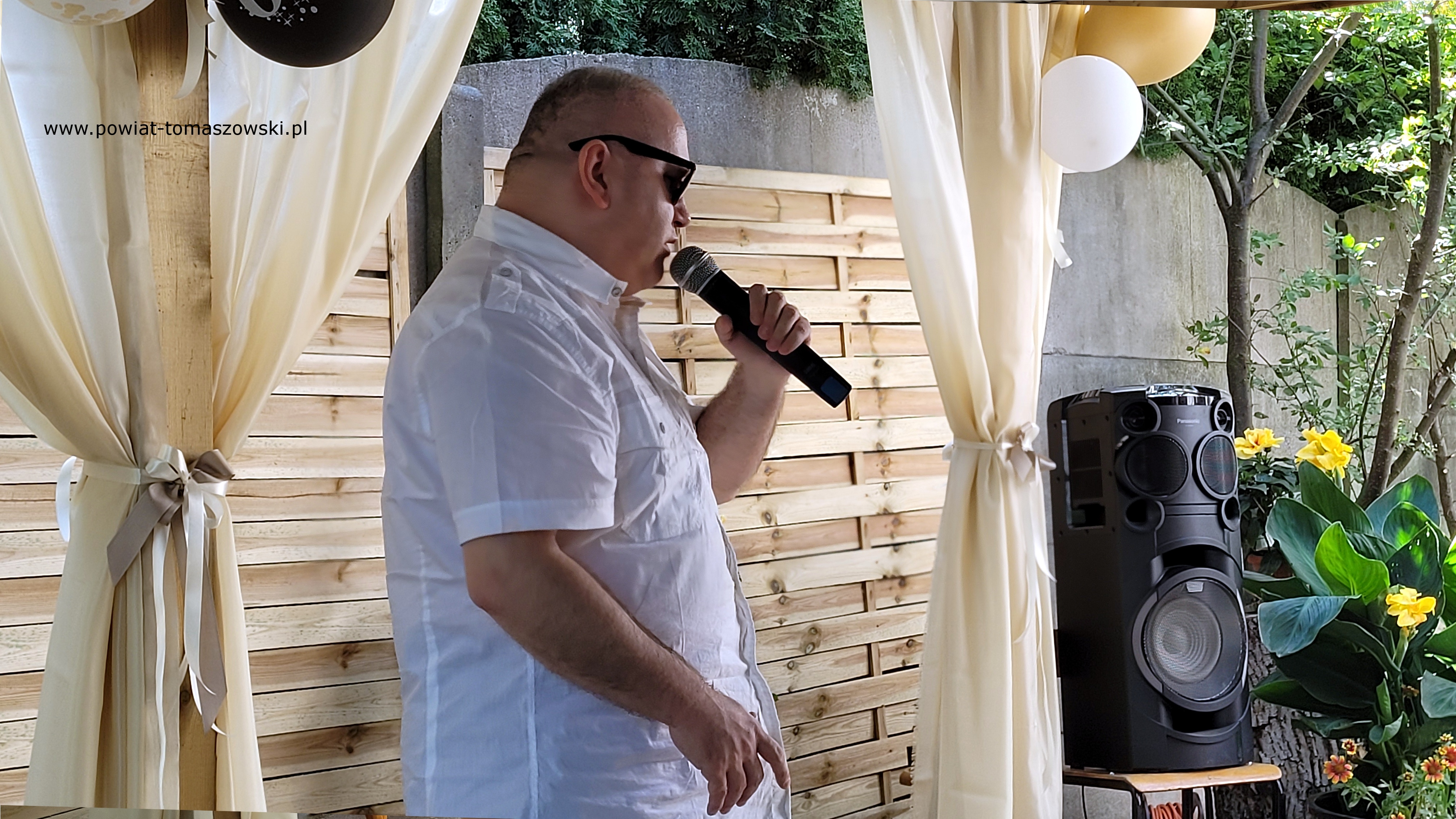 Na zdjęciu: uczestnicy obchod&oacute;w 30-lecia istnienia Warsztat&oacute;w Terapii Zajęciowej przy Stowarzyszeniu Rodzin Dzieci i&nbsp;Os&oacute;b Niepełnosprawnych w&nbsp;Tomaszowie Mazowieckim, kt&oacute;re odbyły się w&nbsp;czwartek, 6 września 2024 roku, w&nbsp;siedzibie WTZ 