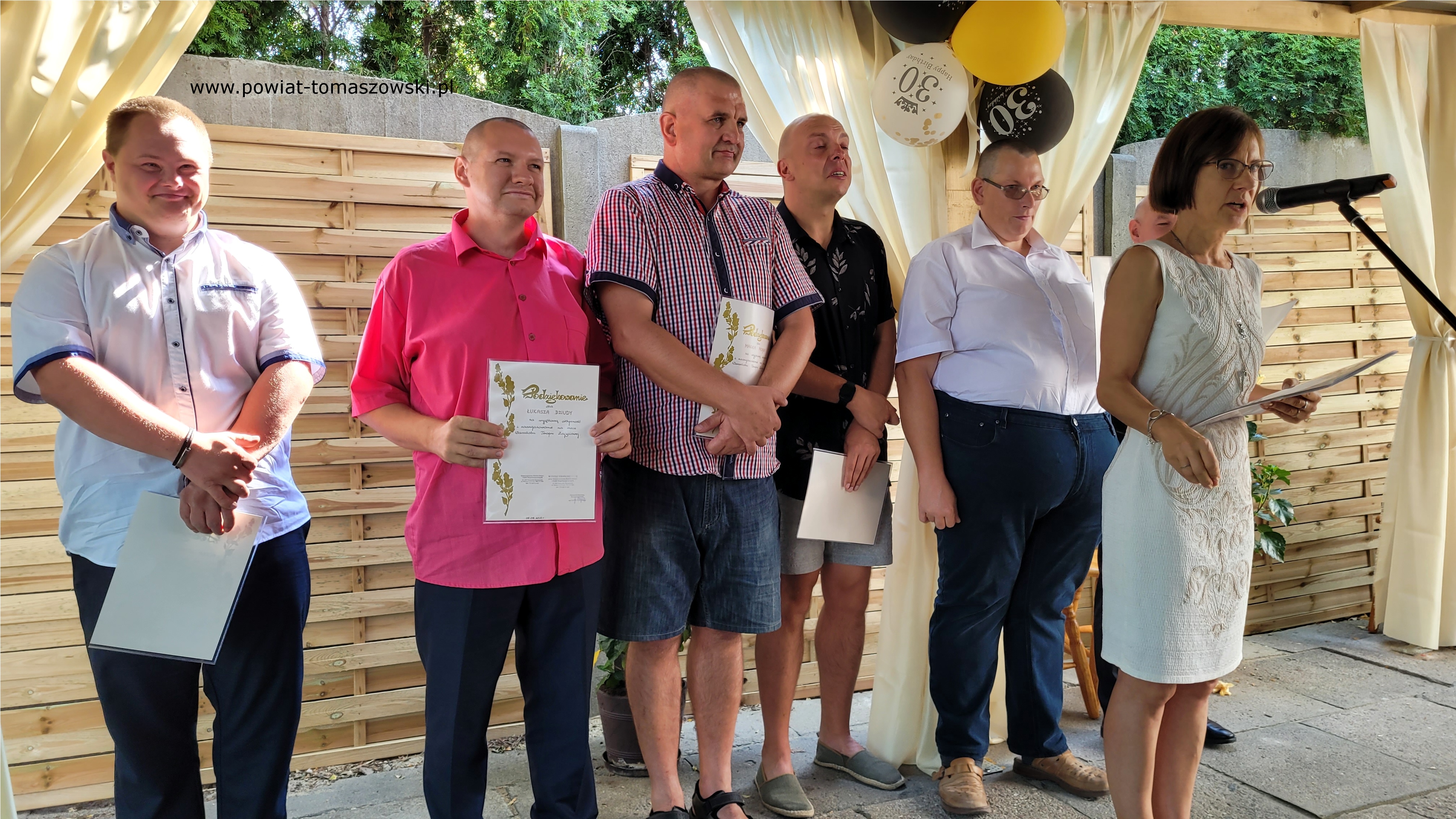 Na zdjęciu: uczestnicy obchod&oacute;w 30-lecia istnienia Warsztat&oacute;w Terapii Zajęciowej przy Stowarzyszeniu Rodzin Dzieci i&nbsp;Os&oacute;b Niepełnosprawnych w&nbsp;Tomaszowie Mazowieckim, kt&oacute;re odbyły się w&nbsp;czwartek, 6 września 2024 roku, w&nbsp;siedzibie WTZ 