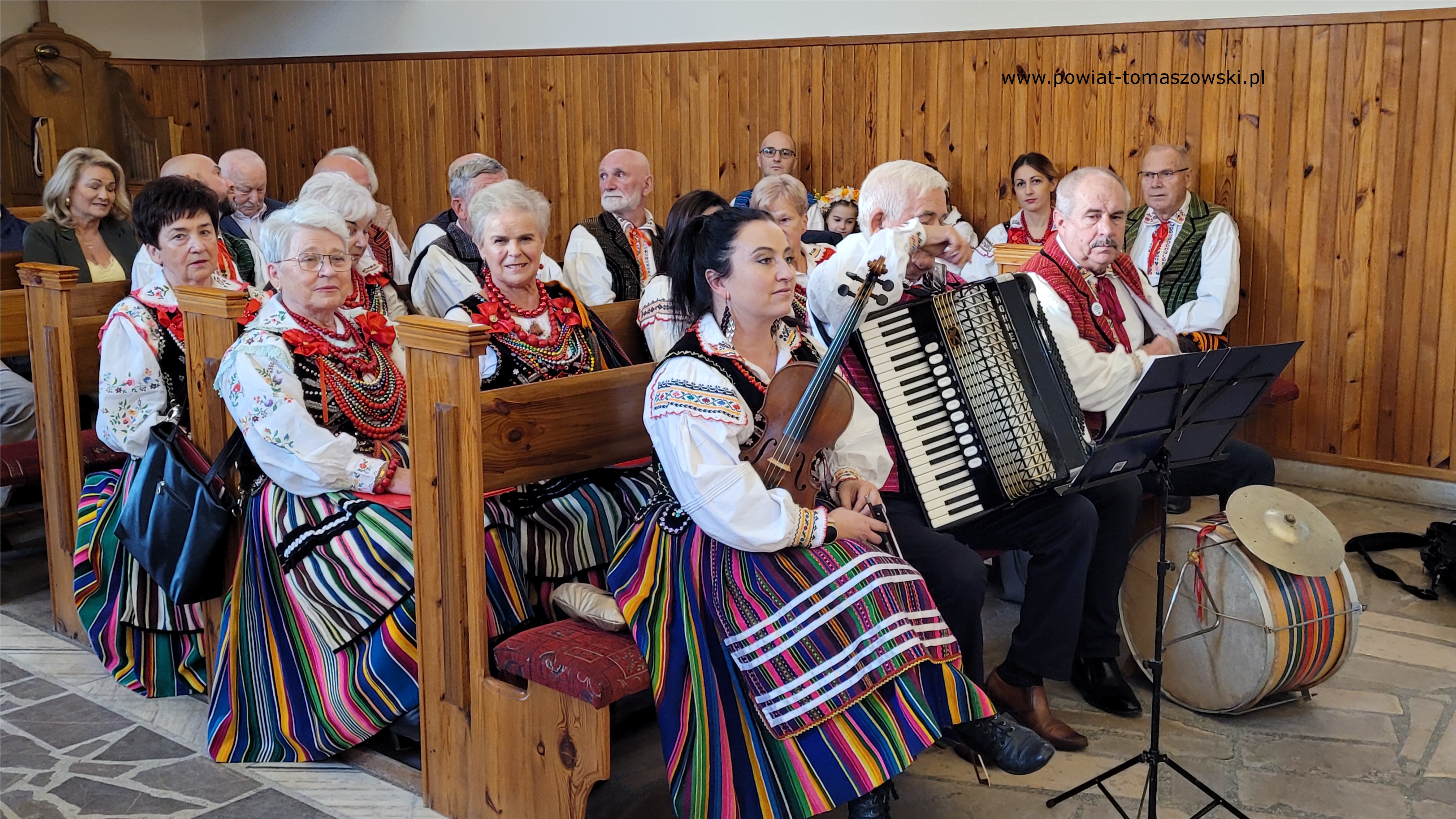 Na zdjęciu: uczestnicy uroczystości poświęconej 40-leciu działalności artystycznej zespołu SAMI SWOI z Twardej, która odbyła się w sobotę, 12 października 2024 roku, w Domu Ludowym w Twardej, 