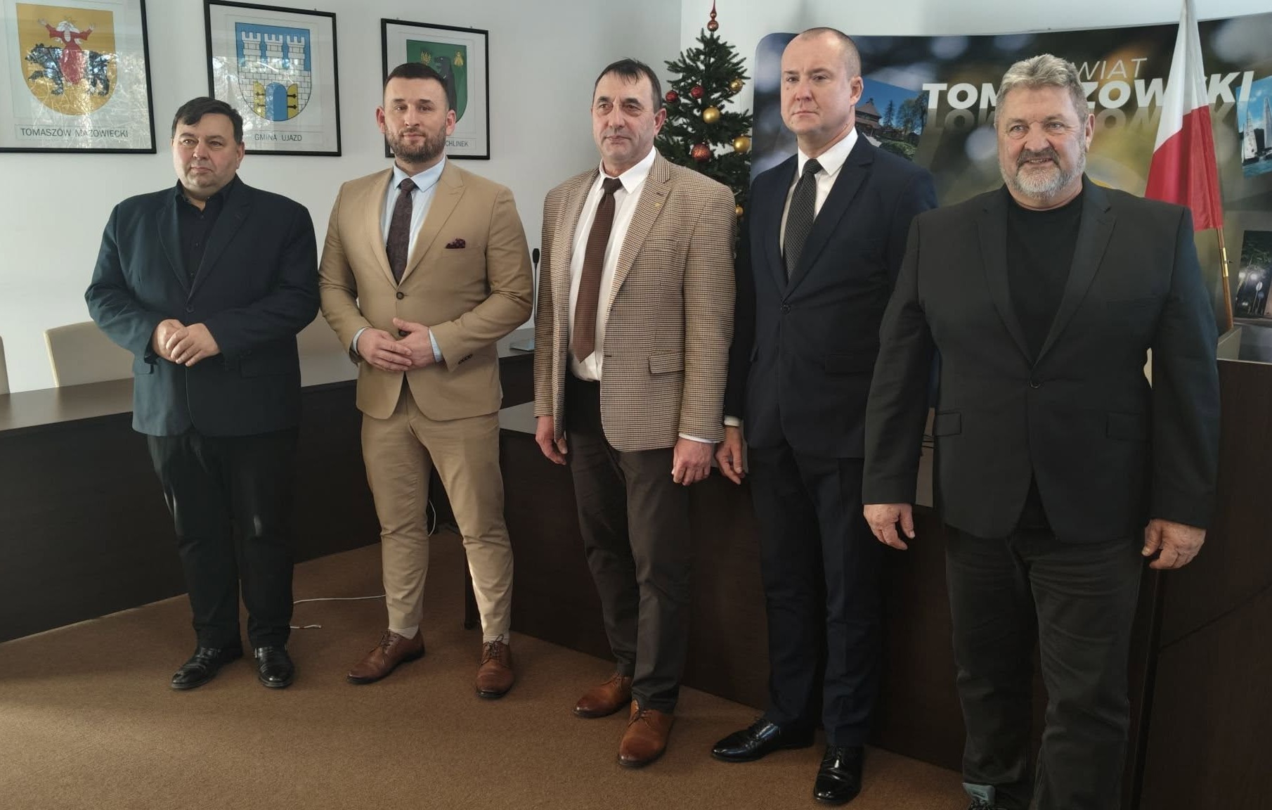 Na zdjęciu Zarząd Powiatu w&nbsp;Tomaszowie Mazowieckim, od lewej: Krzysztof Biskup - Członek Zarządu, Grzegorz Glimasiński - Członek Zarządu, Dariusz Kowalczyk - Starosta, Michał Czechowicz - Członek Zarządu, Sławomir Żegota - Wicestarosta
