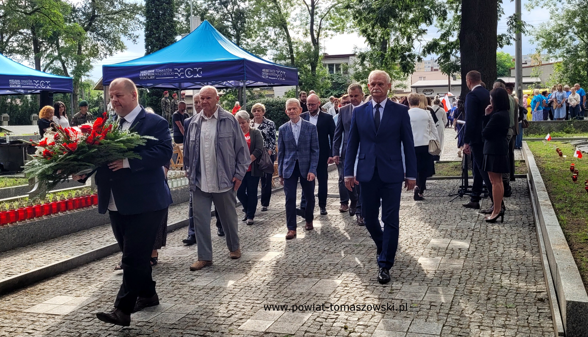 Na zdjęciu: uczestnicy obchodów 81. rocznicy wybuchu powstania warszawskiego, które odbyły się w piątek, 1 sierpnia 2025 roku, w Tomaszowie Mazowieckim. 