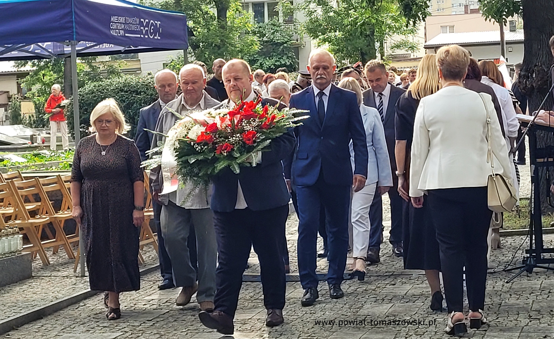 Na zdjęciu: uczestnicy obchod&oacute;w 81. rocznicy wybuchu powstania warszawskiego, kt&oacute;re odbyły się w&nbsp;piątek, 1 sierpnia 2025 roku, w&nbsp;Tomaszowie Mazowieckim. 
