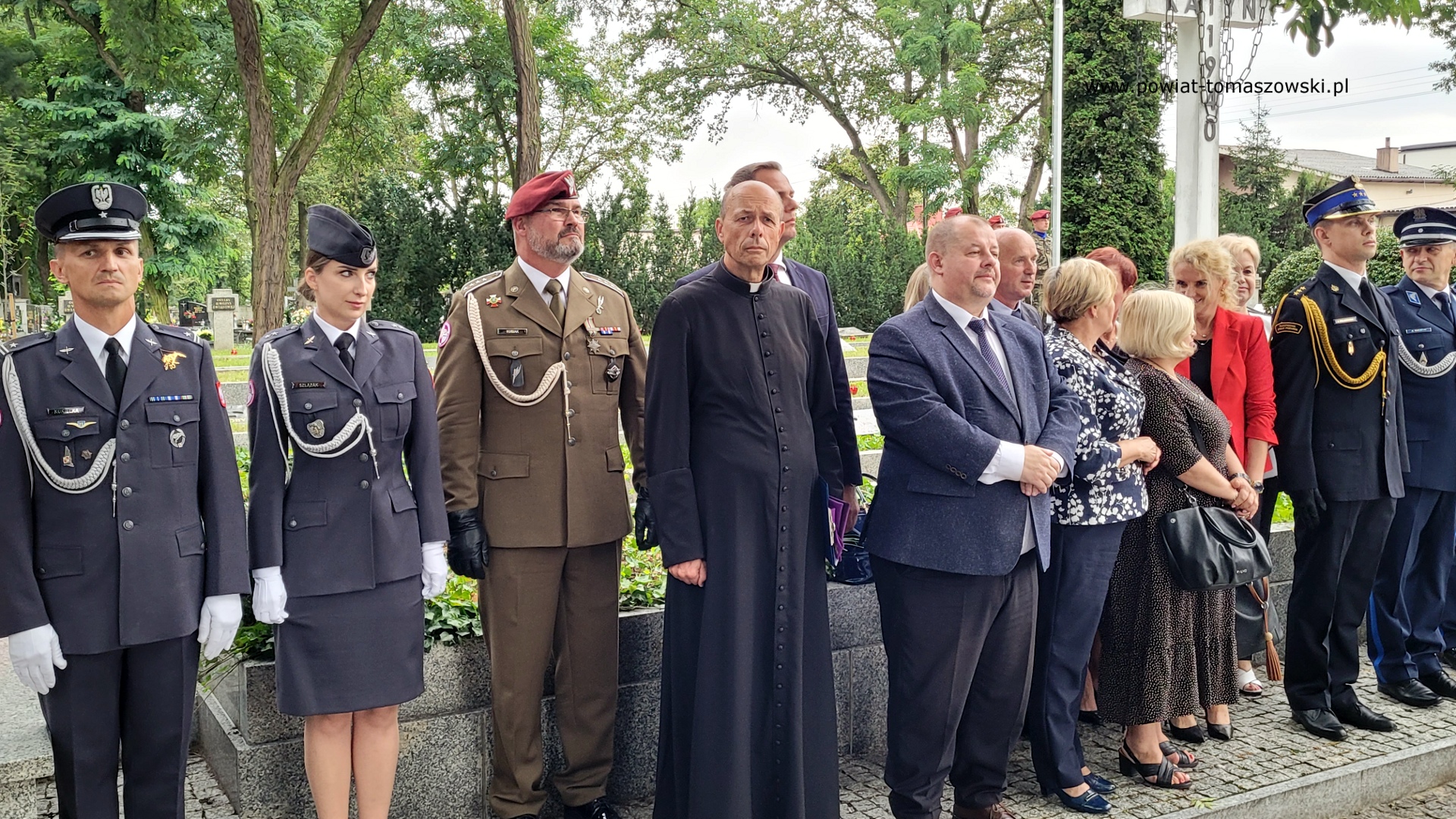 Na zdjęciu: uczestnicy obchod&oacute;w 81. rocznicy wybuchu powstania warszawskiego, kt&oacute;re odbyły się w&nbsp;piątek, 1 sierpnia 2025 roku, w&nbsp;Tomaszowie Mazowieckim. 