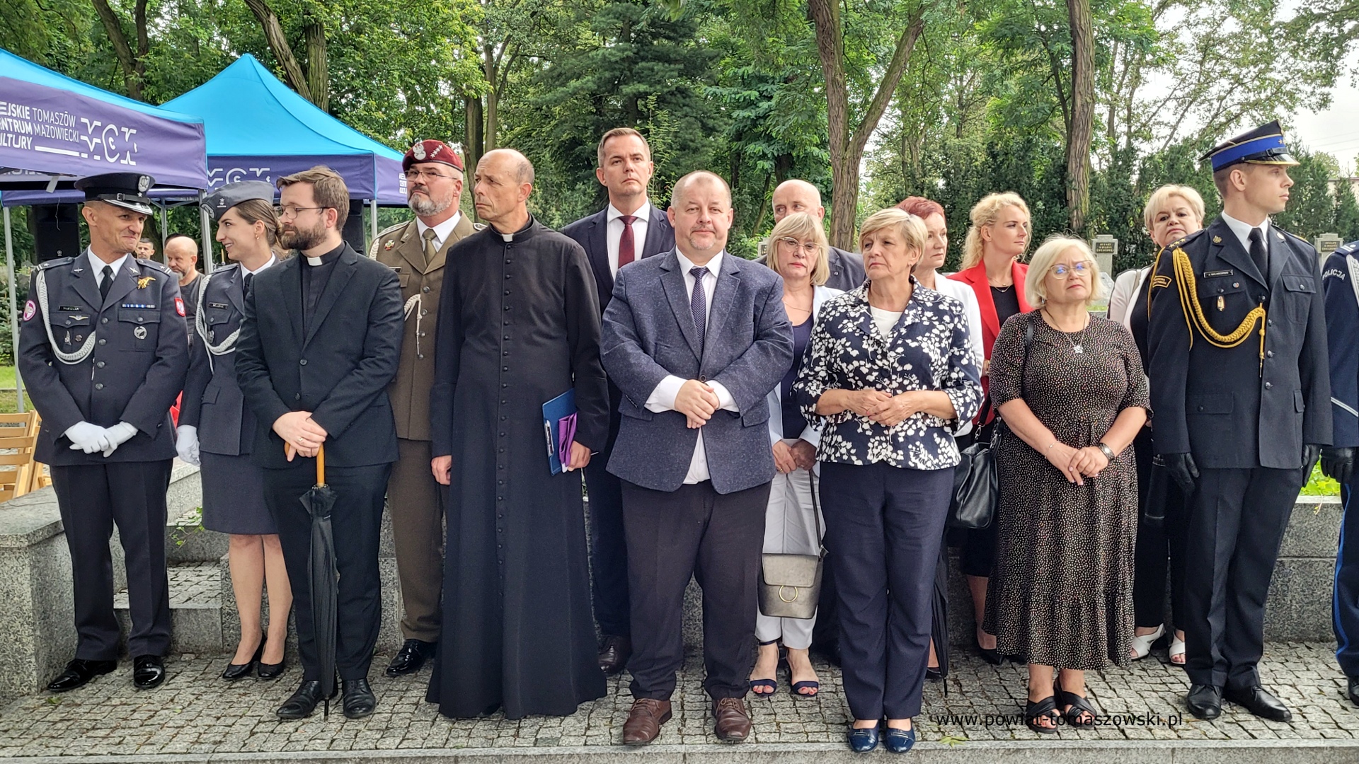 Na zdjęciu: uczestnicy obchod&oacute;w 81. rocznicy wybuchu powstania warszawskiego, kt&oacute;re odbyły się w&nbsp;piątek, 1 sierpnia 2025 roku, w&nbsp;Tomaszowie Mazowieckim. 