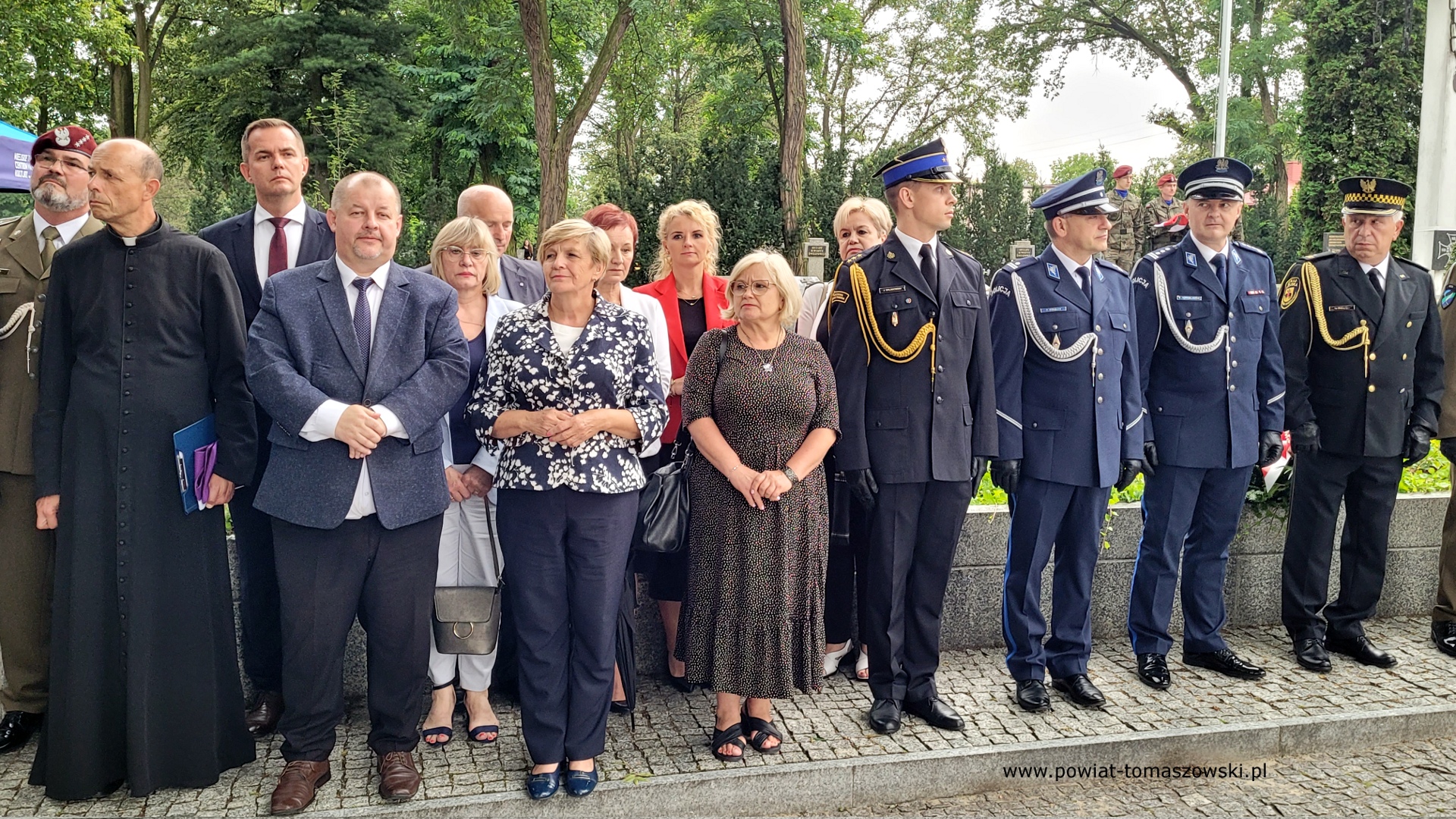 Na zdjęciu: uczestnicy obchod&oacute;w 81. rocznicy wybuchu powstania warszawskiego, kt&oacute;re odbyły się w&nbsp;piątek, 1 sierpnia 2025 roku, w&nbsp;Tomaszowie Mazowieckim. 