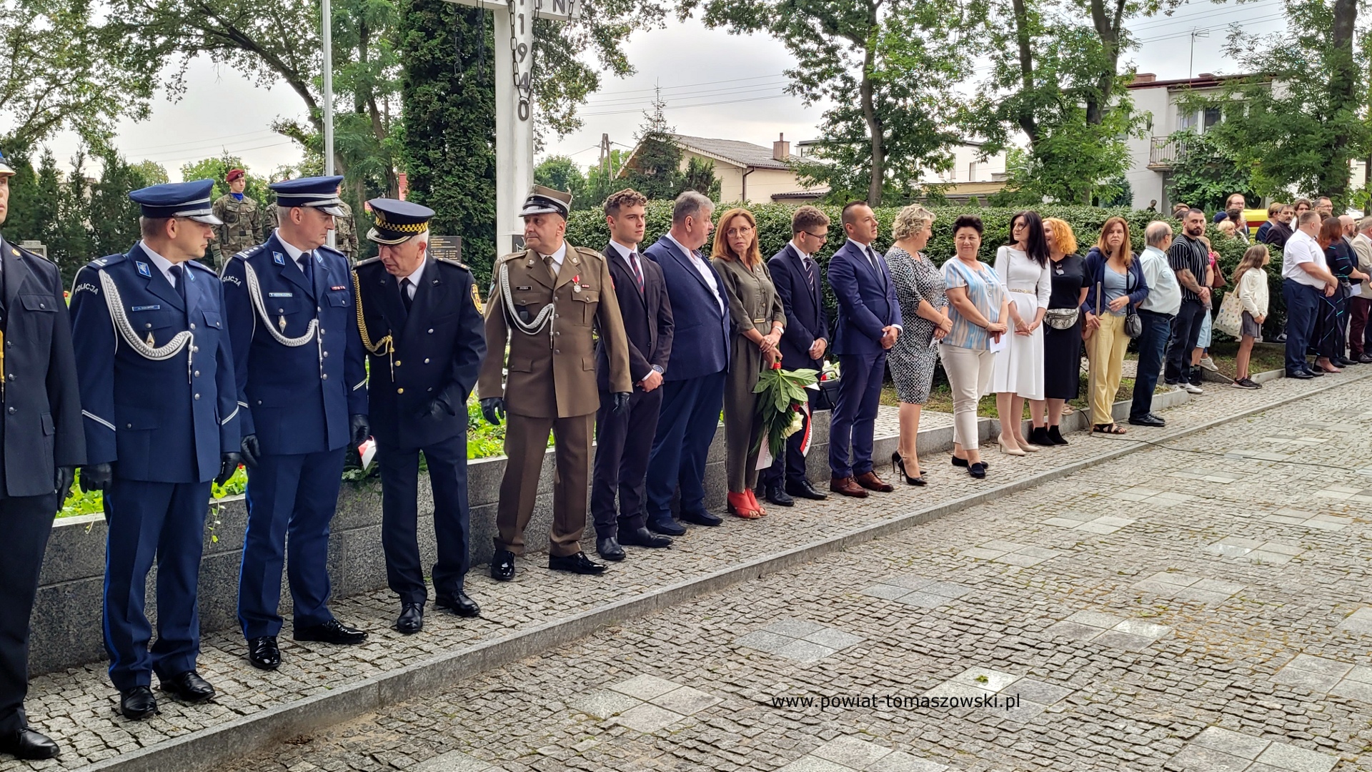 Na zdjęciu: uczestnicy obchod&oacute;w 81. rocznicy wybuchu powstania warszawskiego, kt&oacute;re odbyły się w&nbsp;piątek, 1 sierpnia 2025 roku, w&nbsp;Tomaszowie Mazowieckim. 