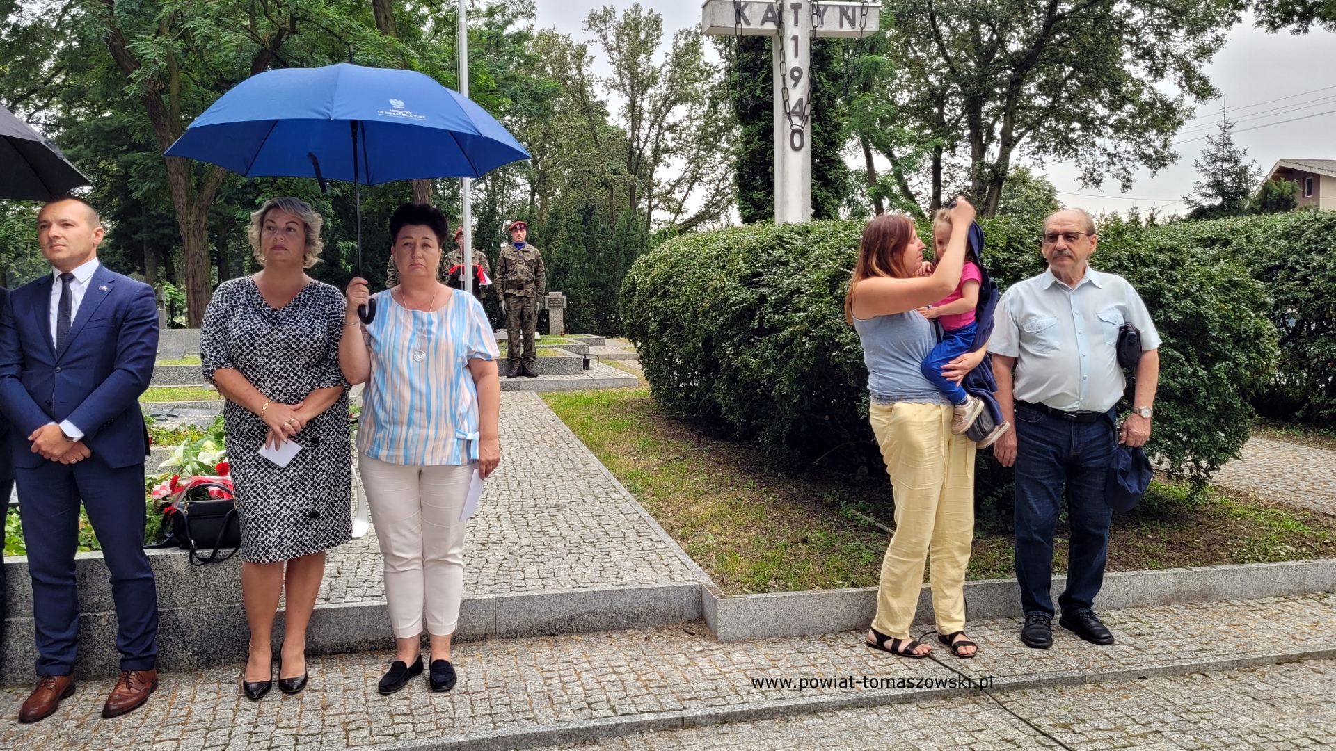 Na zdjęciu: uczestnicy obchod&oacute;w 81. rocznicy wybuchu powstania warszawskiego, kt&oacute;re odbyły się w&nbsp;piątek, 1 sierpnia 2025 roku, w&nbsp;Tomaszowie Mazowieckim. 