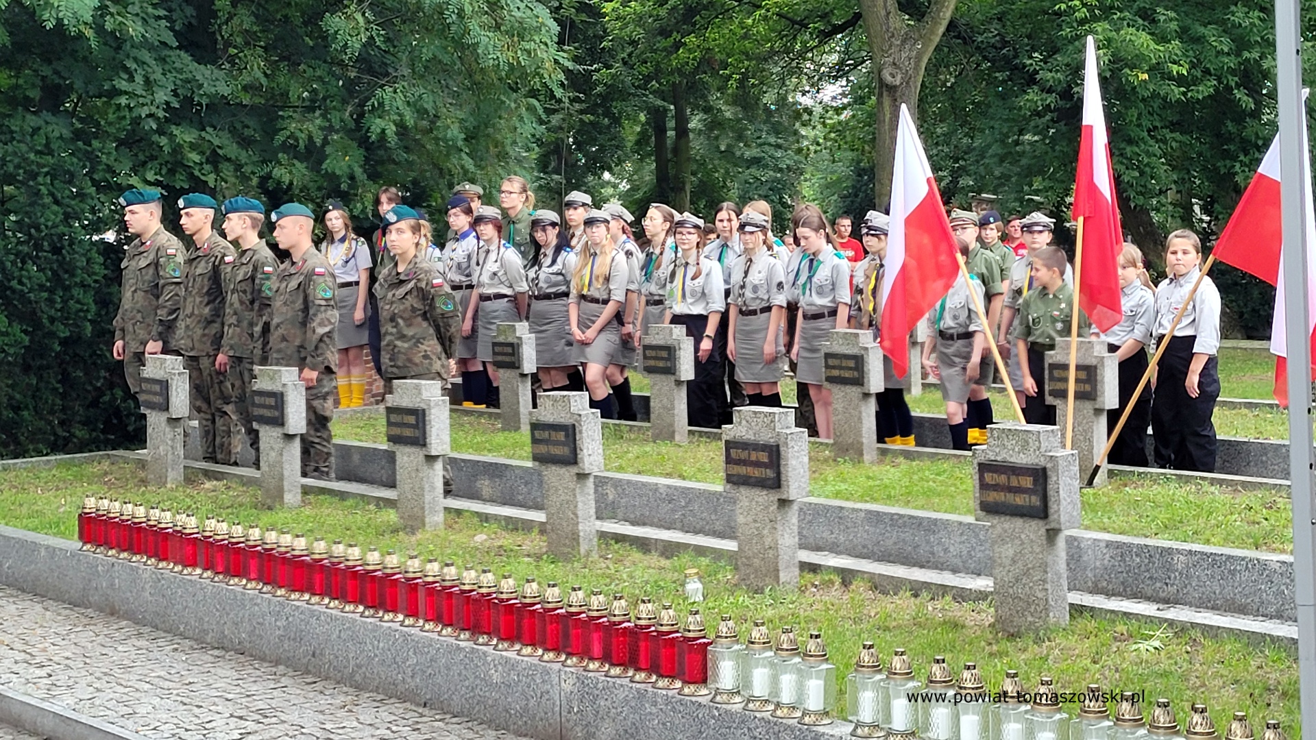 Na zdjęciu: uczestnicy obchod&oacute;w 81. rocznicy wybuchu powstania warszawskiego, kt&oacute;re odbyły się w&nbsp;piątek, 1 sierpnia 2025 roku, w&nbsp;Tomaszowie Mazowieckim. 