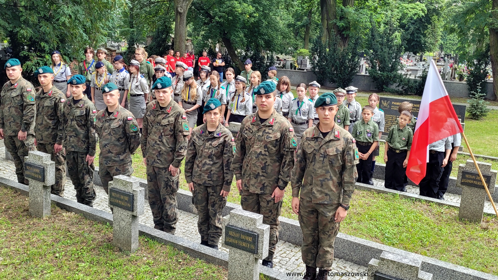 Na zdjęciu: uczestnicy obchod&oacute;w 81. rocznicy wybuchu powstania warszawskiego, kt&oacute;re odbyły się w&nbsp;piątek, 1 sierpnia 2025 roku, w&nbsp;Tomaszowie Mazowieckim. 