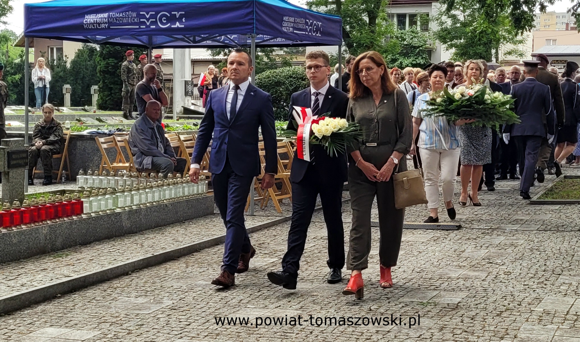 Na zdjęciu: uczestnicy obchod&oacute;w 81. rocznicy wybuchu powstania warszawskiego, kt&oacute;re odbyły się w&nbsp;piątek, 1 sierpnia 2025 roku, w&nbsp;Tomaszowie Mazowieckim. 