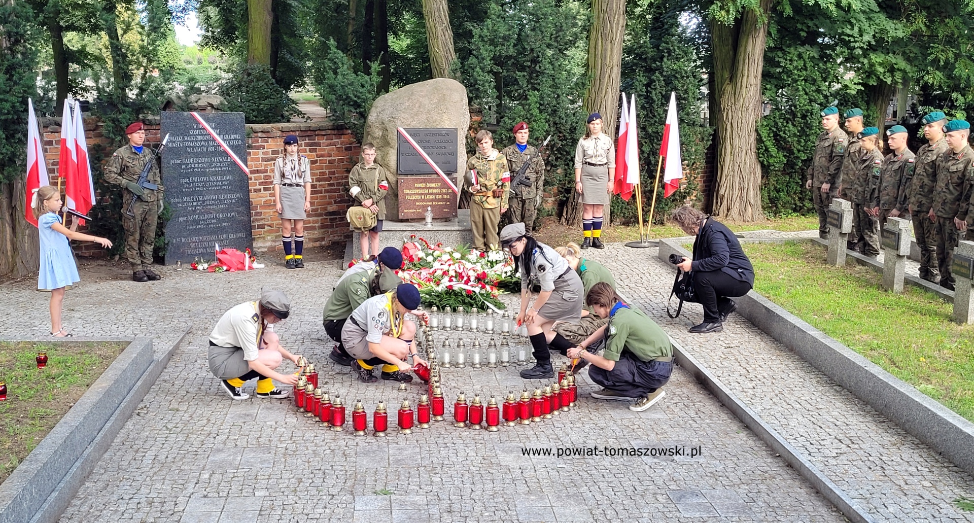 Na zdjęciu: uczestnicy obchod&oacute;w 81. rocznicy wybuchu powstania warszawskiego, kt&oacute;re odbyły się w&nbsp;piątek, 1 sierpnia 2025 roku, w&nbsp;Tomaszowie Mazowieckim. 