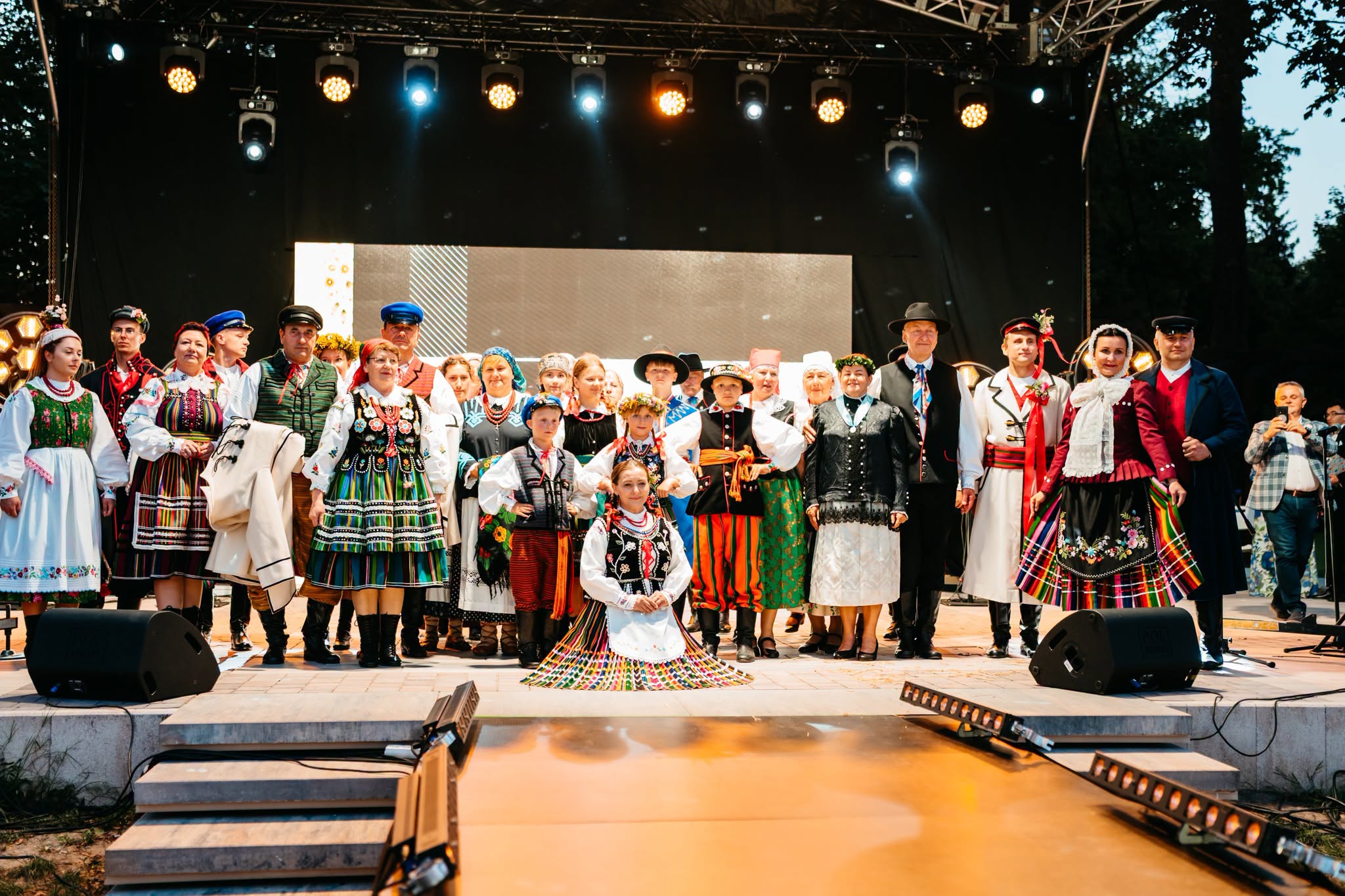Uczestnicy pokazu mody stroj&oacute;w ludowych