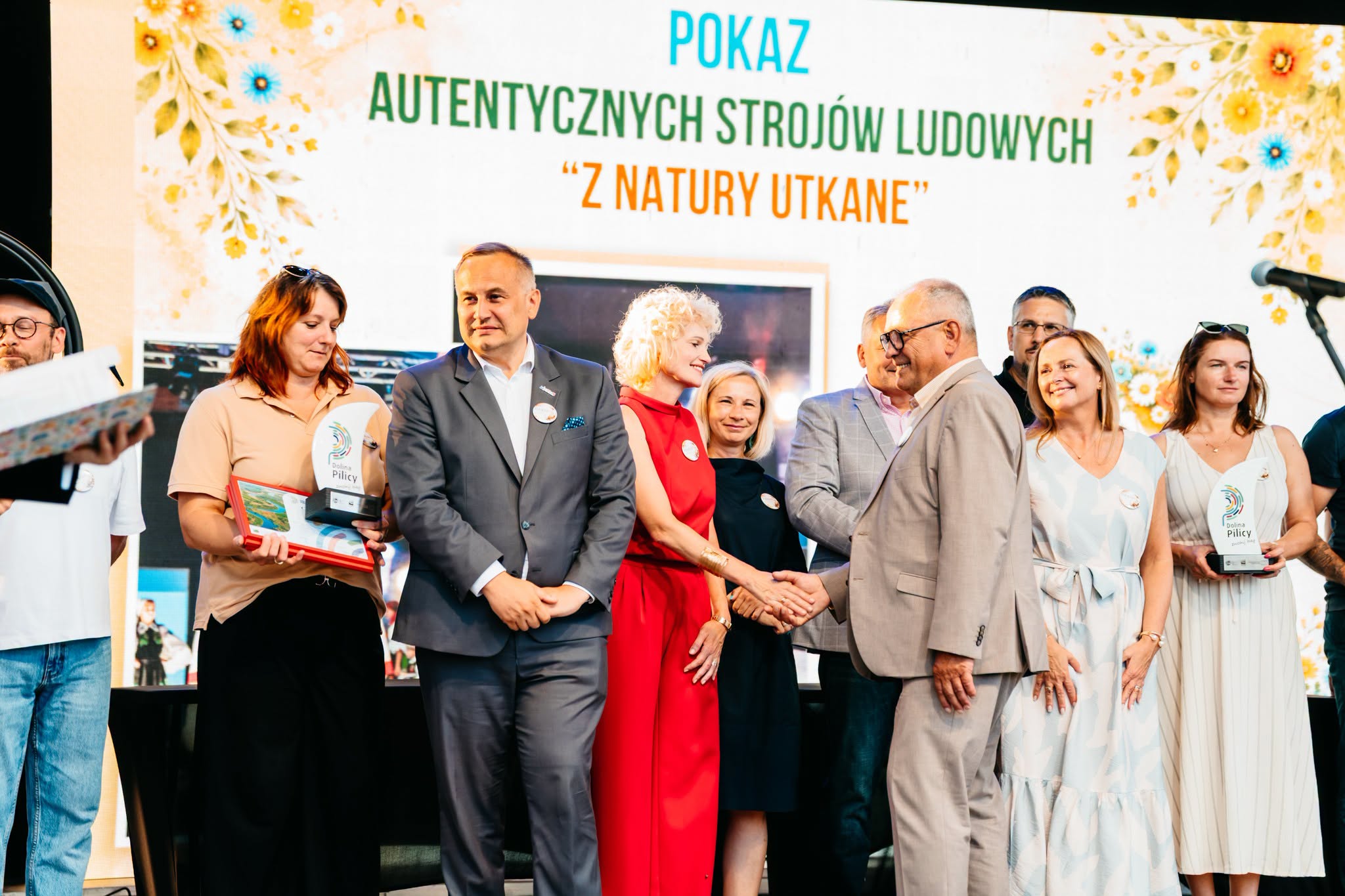 Wicewojewoda Marek Mazur gratuluje laureatom certyfikat&oacute;w