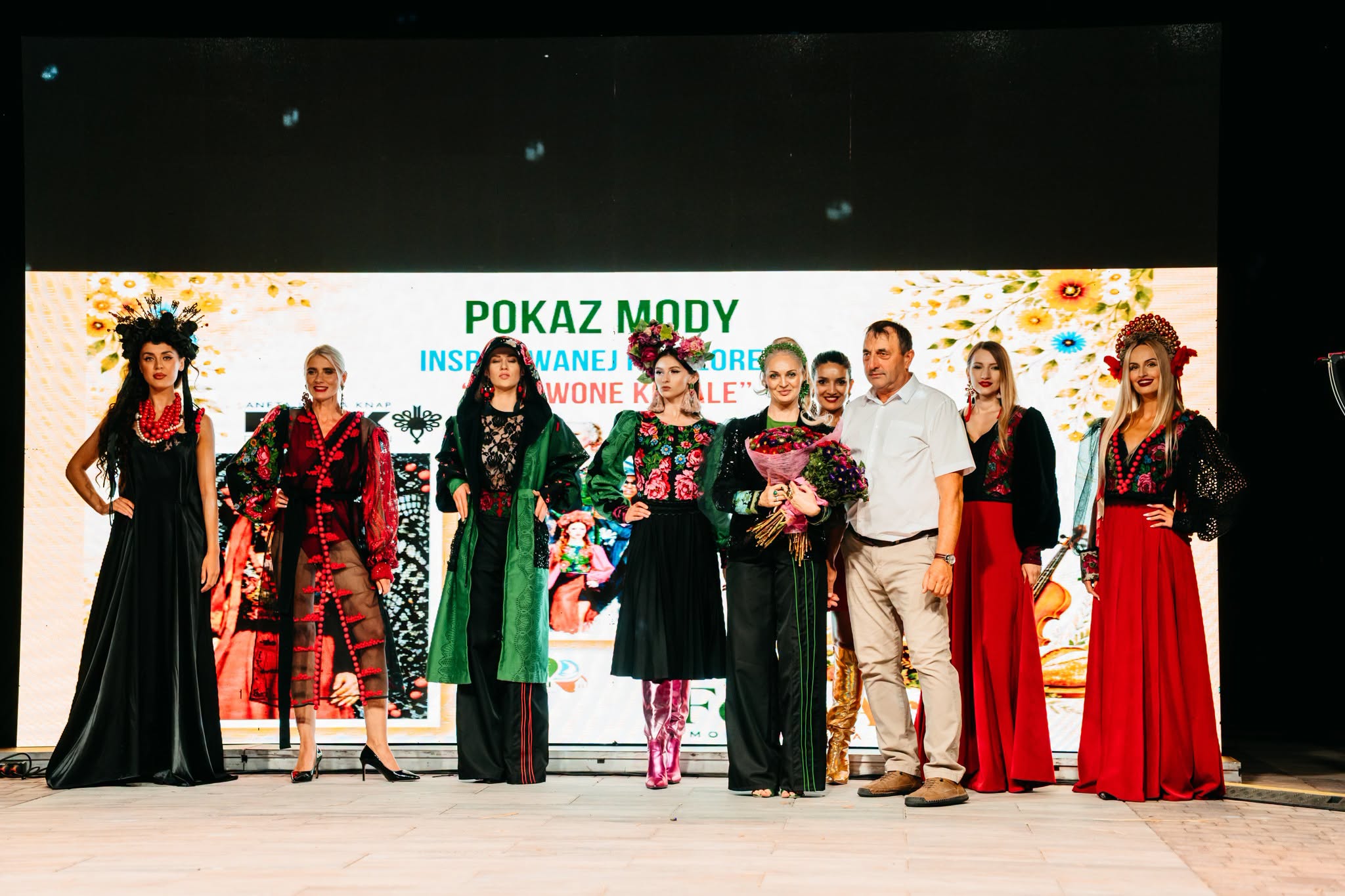 Modelki wraz z&nbsp;projektantką Anetą Larysą Knap na&nbsp;zakończeniu pokazu mody "Czerwone korale"