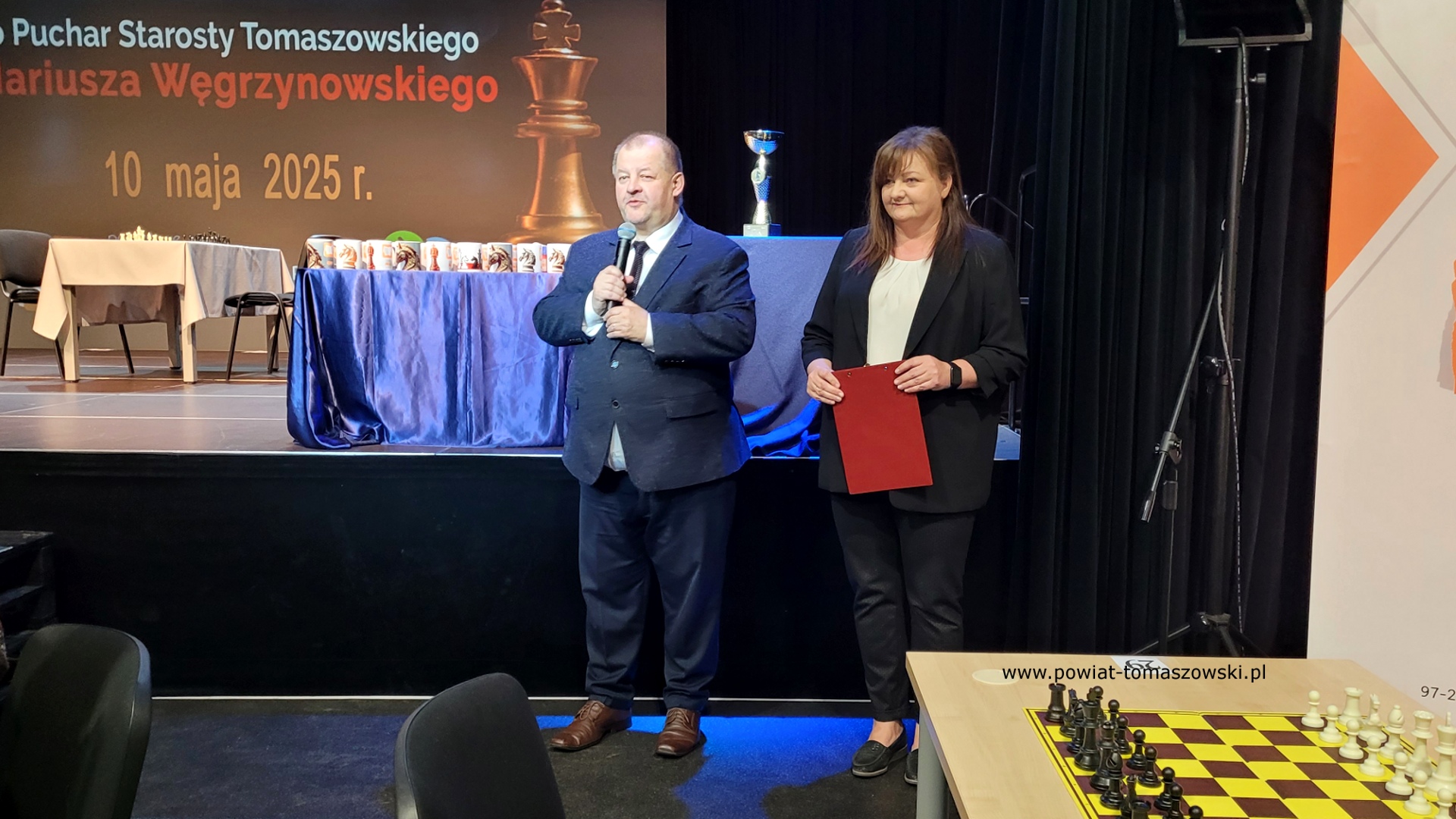 Na zdjęciu: uczestnicy III Powiatowego Turnieju Szachowego o Puchar Starosty Tomaszowskiego, który odbył się w sobotę, 10 maja 2025 roku, w Powiatowym Centrum Animacji Społecznej w Tomaszowie Mazowieckim.