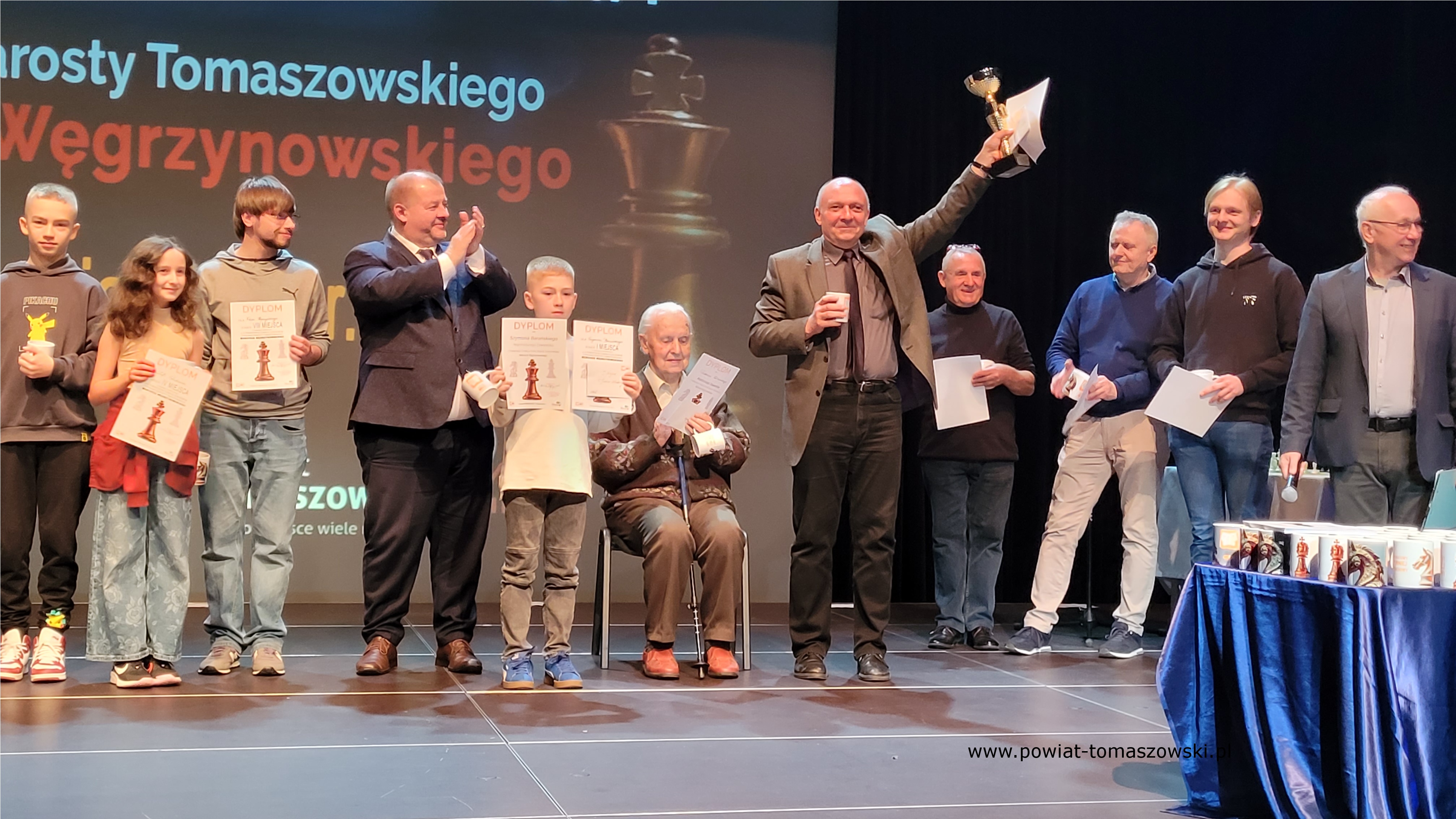 Na zdjęciu: uczestnicy III Powiatowego Turnieju Szachowego o Puchar Starosty Tomaszowskiego, który odbył się w sobotę, 10 maja 2025 roku, w Powiatowym Centrum Animacji Społecznej w Tomaszowie Mazowieckim.