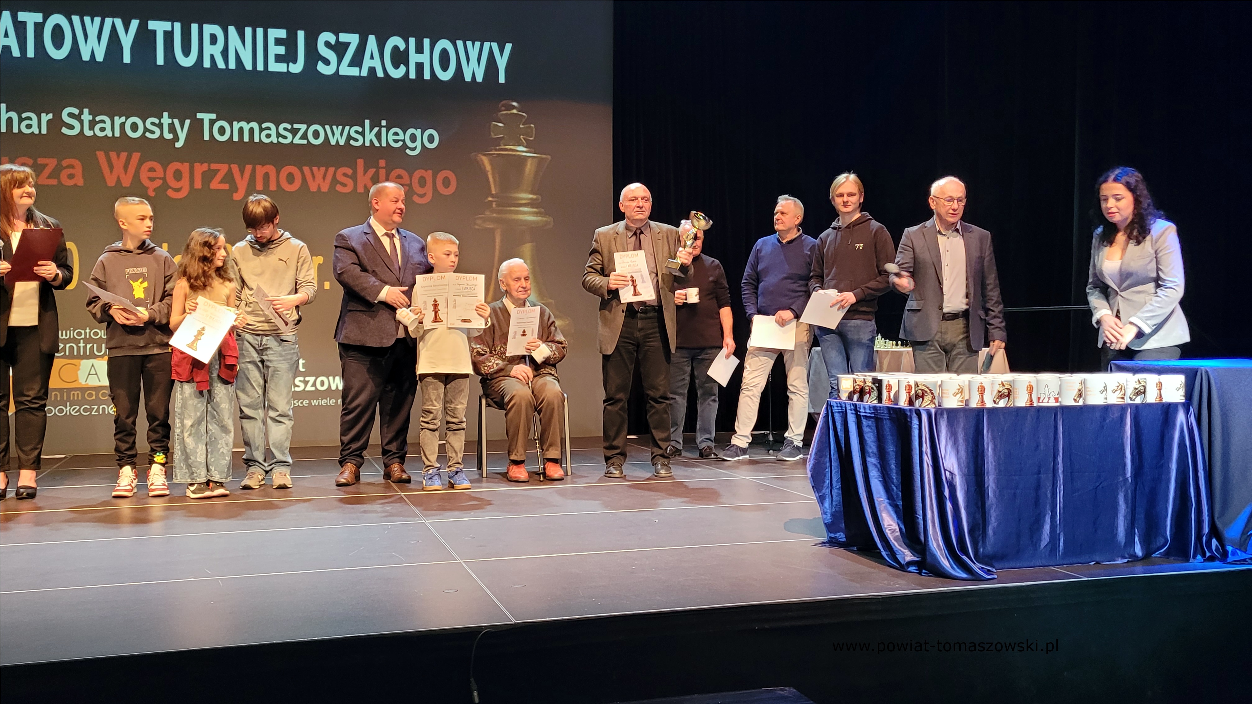 Na zdjęciu: uczestnicy III Powiatowego Turnieju Szachowego o Puchar Starosty Tomaszowskiego, który odbył się w sobotę, 10 maja 2025 roku, w Powiatowym Centrum Animacji Społecznej w Tomaszowie Mazowieckim.