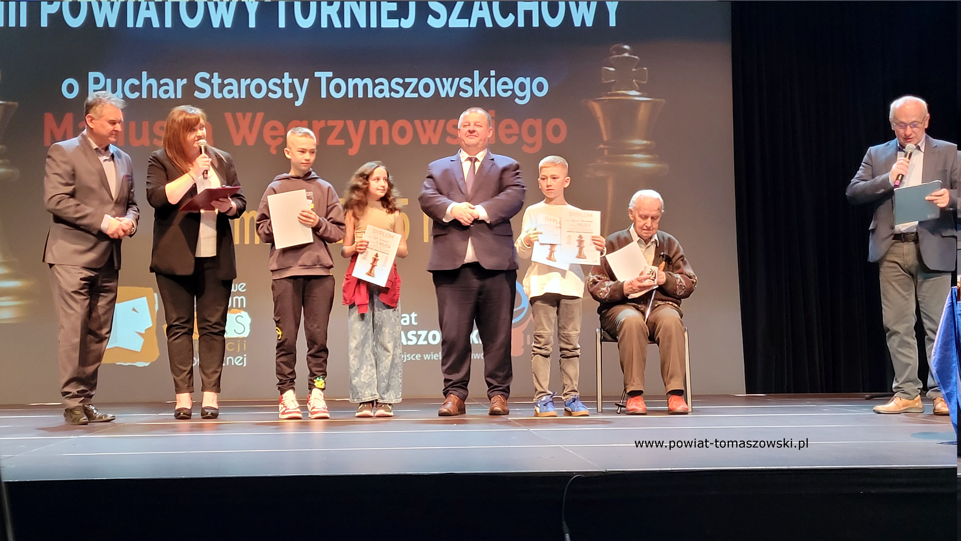 Na zdjęciu: uczestnicy III Powiatowego Turnieju Szachowego o Puchar Starosty Tomaszowskiego, który odbył się w sobotę, 10 maja 2025 roku, w Powiatowym Centrum Animacji Społecznej w Tomaszowie Mazowieckim.