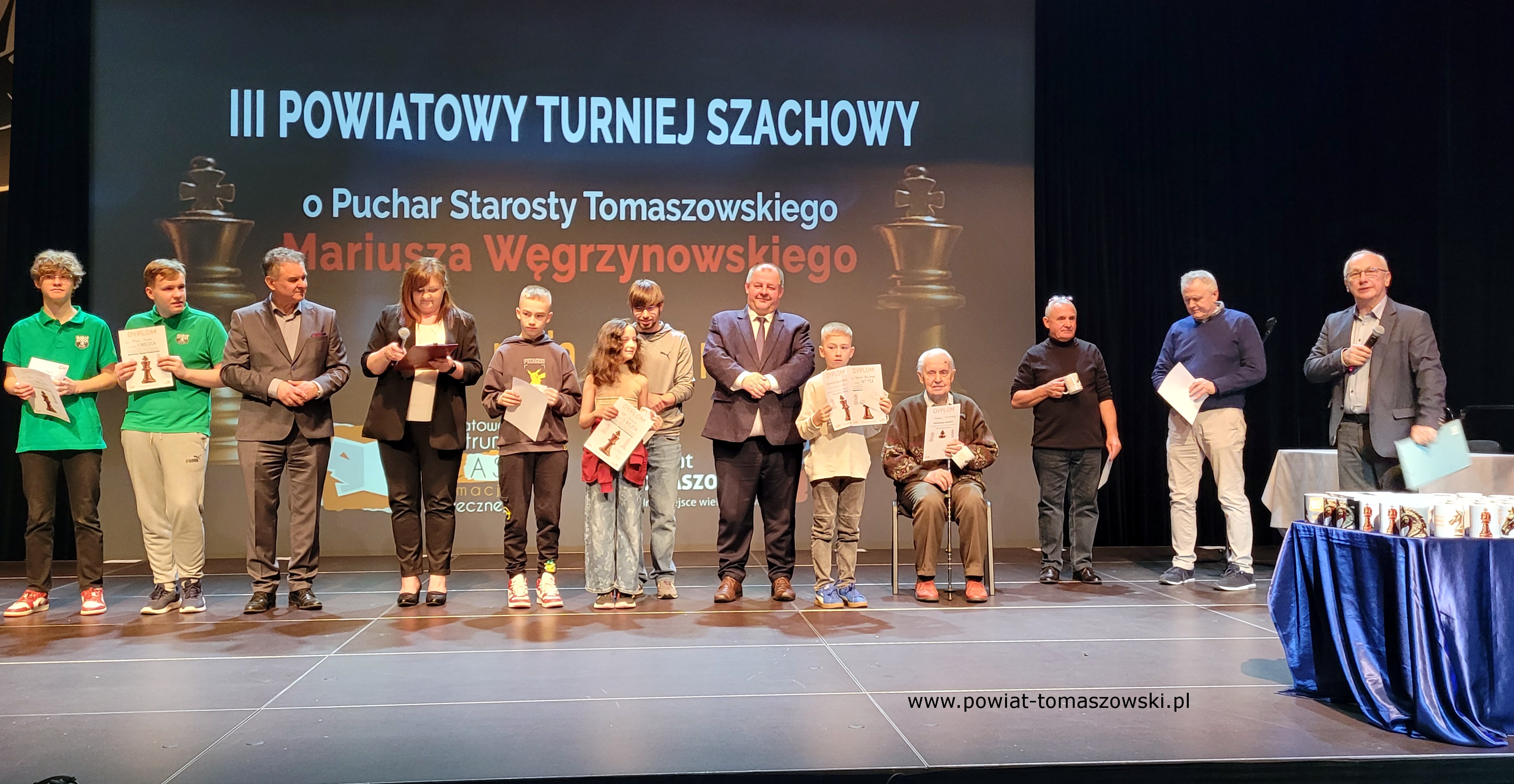 Na zdjęciu: uczestnicy III Powiatowego Turnieju Szachowego o Puchar Starosty Tomaszowskiego, który odbył się w sobotę, 10 maja 2025 roku, w Powiatowym Centrum Animacji Społecznej w Tomaszowie Mazowieckim.
