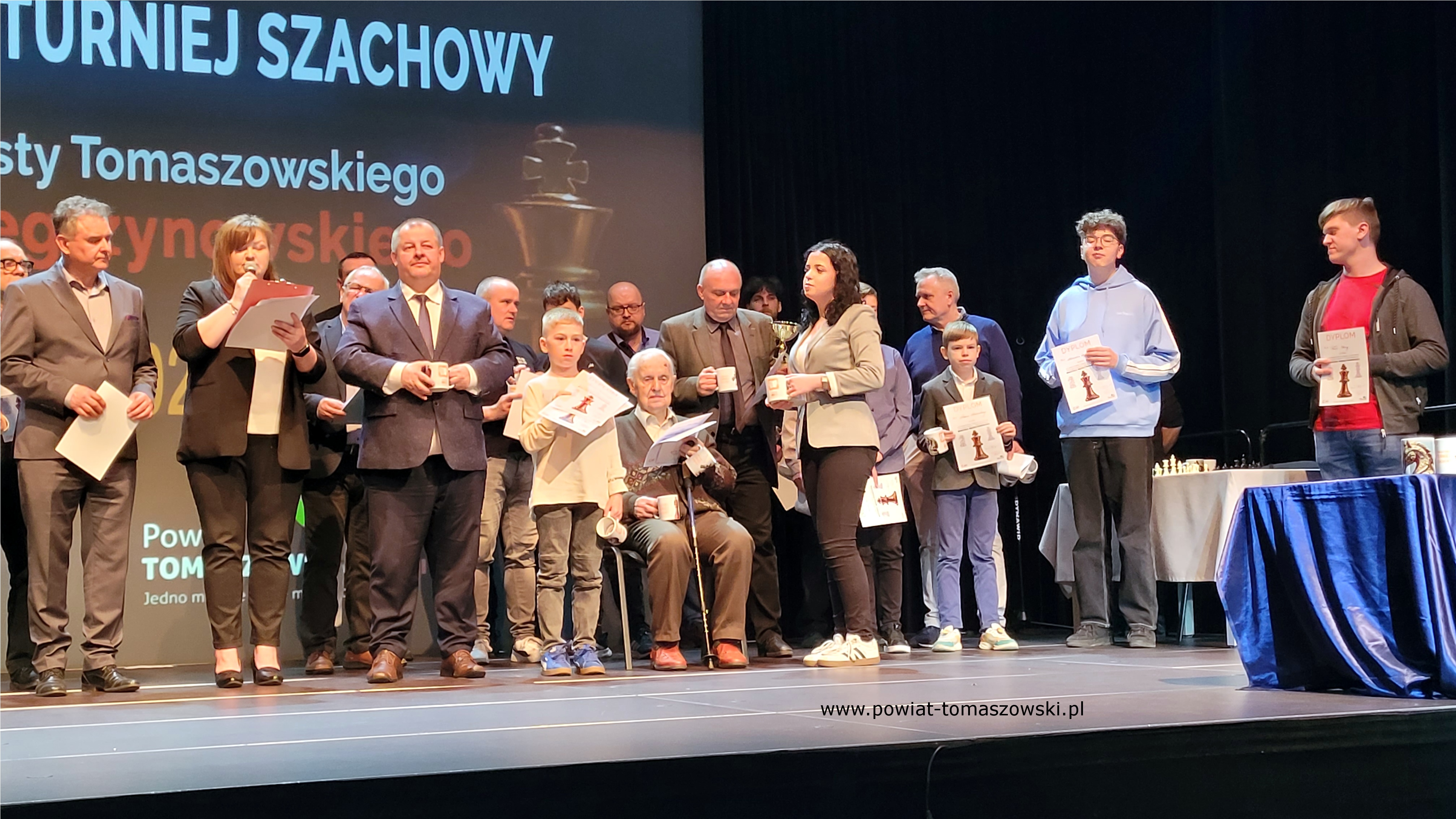 Na zdjęciu: uczestnicy III Powiatowego Turnieju Szachowego o Puchar Starosty Tomaszowskiego, który odbył się w sobotę, 10 maja 2025 roku, w Powiatowym Centrum Animacji Społecznej w Tomaszowie Mazowieckim.