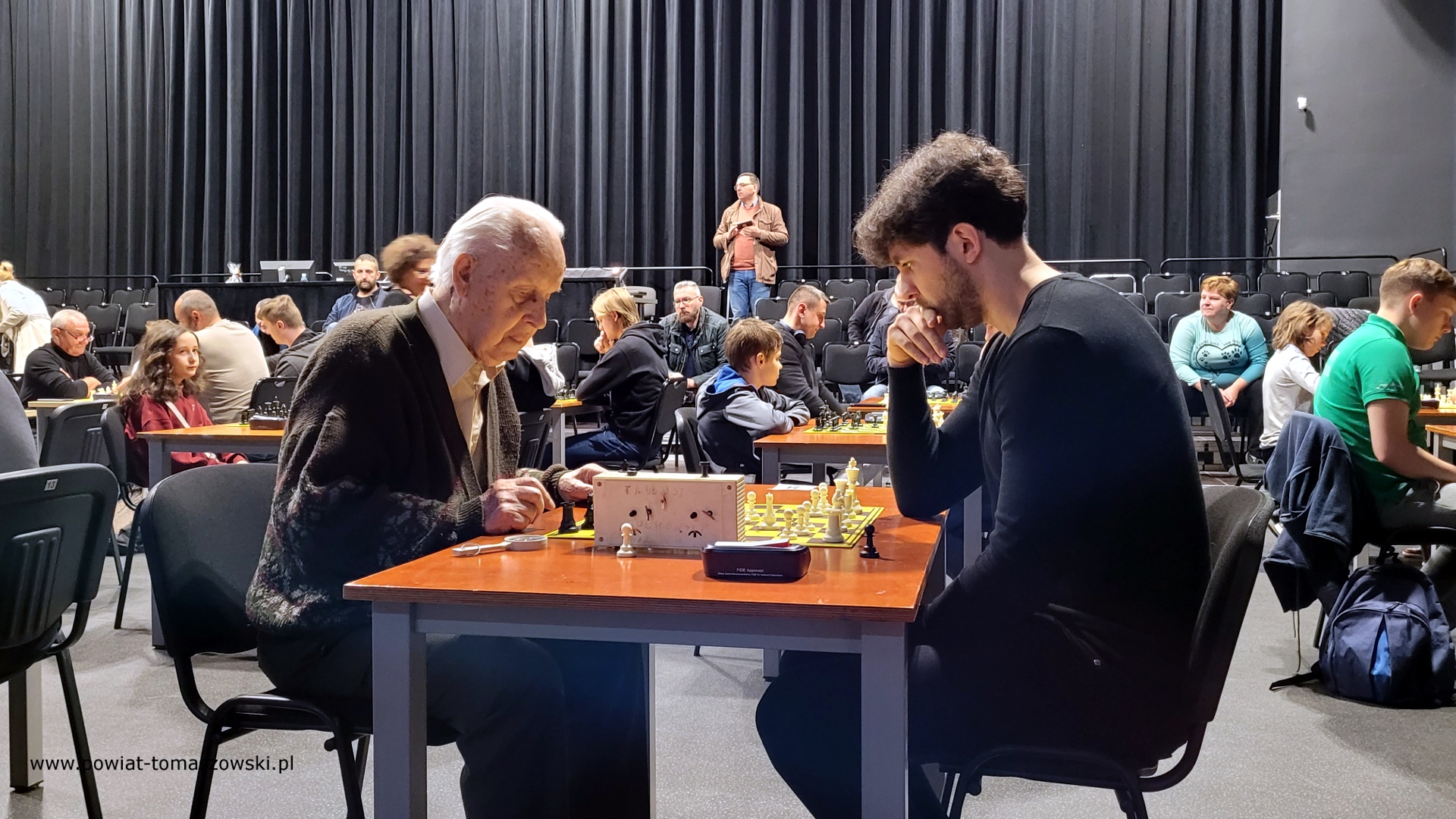 Na zdjęciu: uczestnicy III Powiatowego Turnieju Szachowego o Puchar Starosty Tomaszowskiego, który odbył się w sobotę, 10 maja 2025 roku, w Powiatowym Centrum Animacji Społecznej w Tomaszowie Mazowieckim.