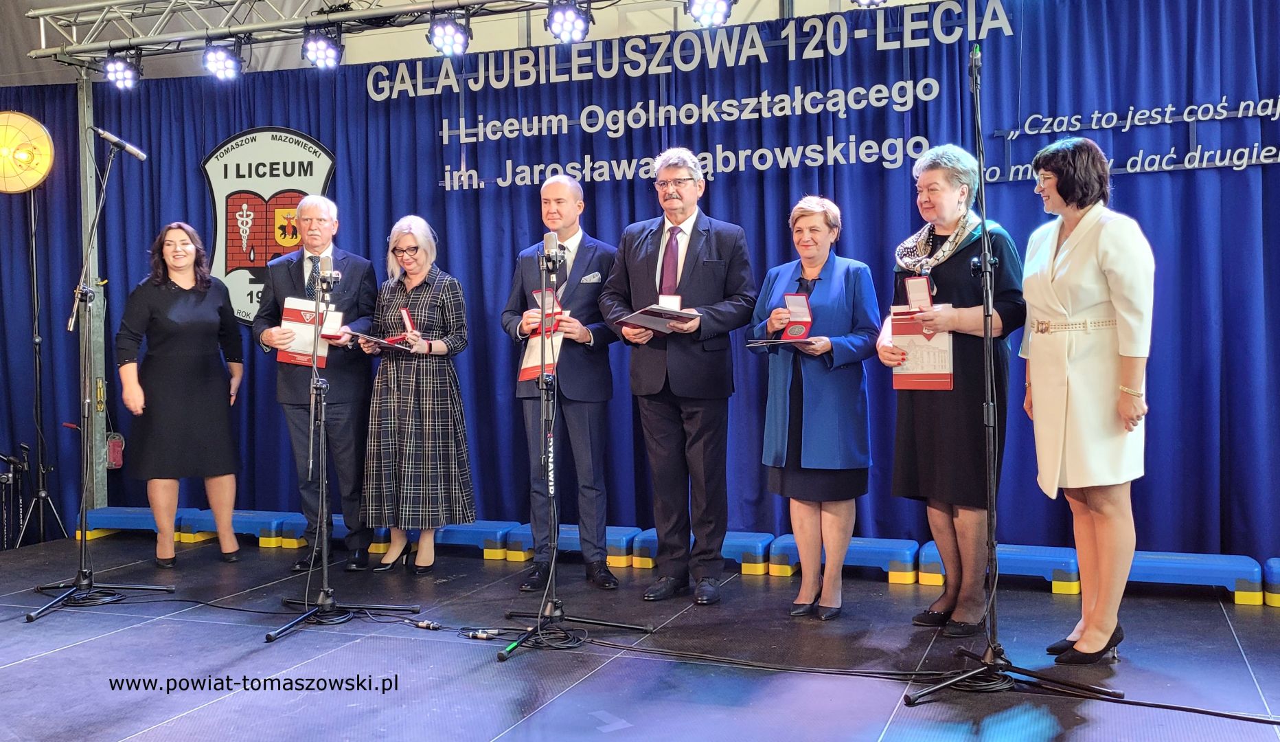 Na zdjęciu: uczestnicy obchodów 120-lecia I Liceum Ogólnokształcącego w Tomaszowie Mazowieckim, które odbyły się w piątek, 13 października 2023 roku, w Tomaszowie Mazowieckim
