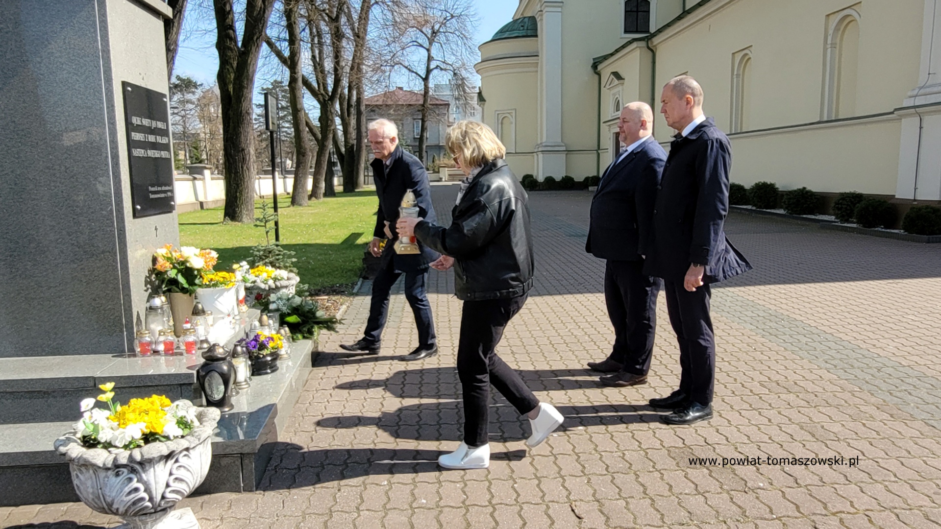 Na zdjęciu: uczestnicy uroczystości upamiętniającej Jana Pawła II, która odbyła się 2 kwietnia 2025 roku, w 20. rocznicę śmierci Papieża, w środę, 2 kwietnia 2025 roku, w Tomaszowie Mazowieckim. Na zdjęciu: uczestnicy uroczystości upamiętniającej Jana Pawła II, która odbyła się 2 kwietnia 2025 roku, w 20. rocznicę śmierci Papieża, w środę, 2 kwietnia 2025 roku, w Tomaszowie Mazowieckim.