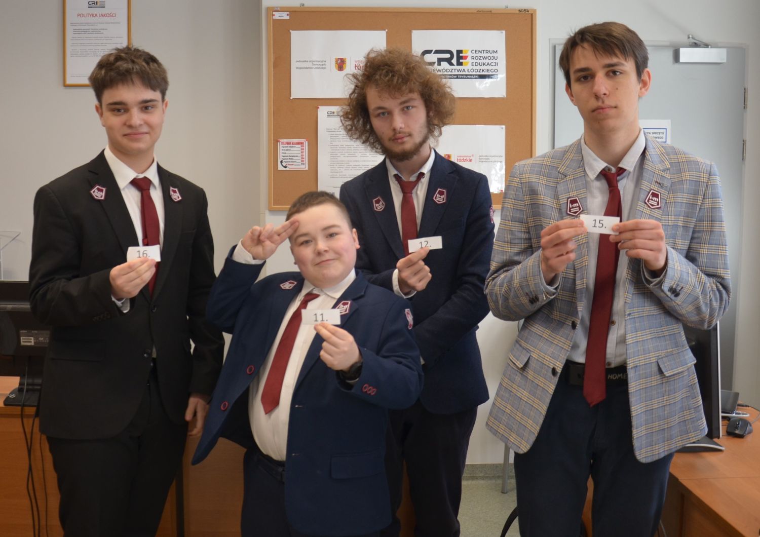 Na zdjęciu: finaliści, uczniowie II LO w&nbsp;Tomaszowie Mazowieckim) etapu centralnego XVIII Og&oacute;lnopolskiej Olimpiady Przedmiotowej im. mjr. Marka Gajewskiego &bdquo;Losy żołnierza i&nbsp;dzieje oręża polskiego w&nbsp;latach 1921&ndash;1956. Od Traktatu Ryskiego do Żołnierzy Niezłomnych". 