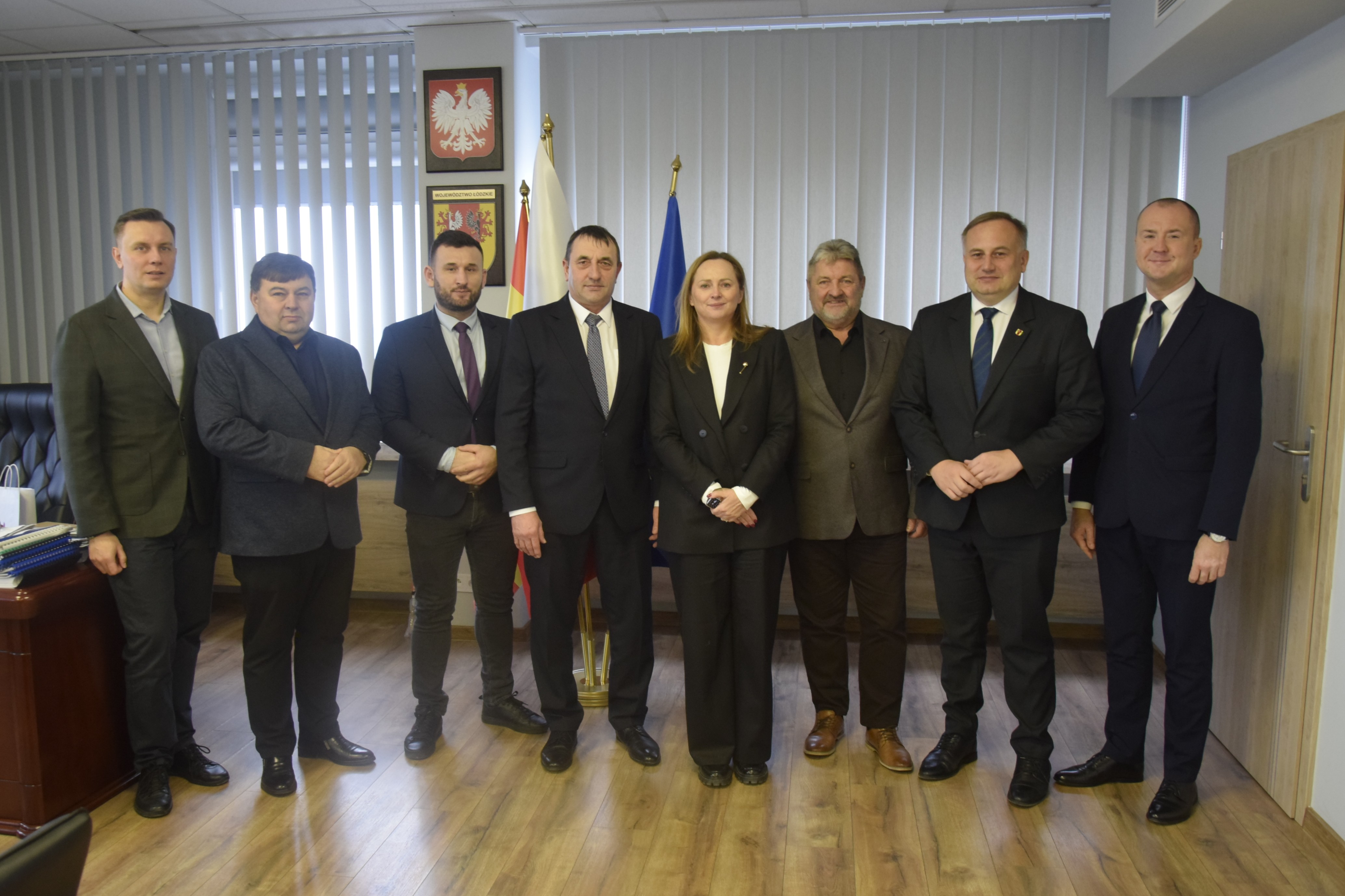 Uczestnicy spotkania: Marszałek Wojew&oacute;dztwa Ł&oacute;dzkiego Joanna Skrzydlewska, Wicemarszałek Piotr Wojtysiak, Starosta Tomaszowski Dariusz Kowalczyk, Wicestarosta Sławomir Żegota oraz&nbsp;Członkowie Zarządu Powiatu: Krzysztof Biskup, Michał Czechowicz, Grzegorz Glimasiński i&nbsp;Radny Rady Powiatu Tomaszowskiego Rafał Wolniewicz