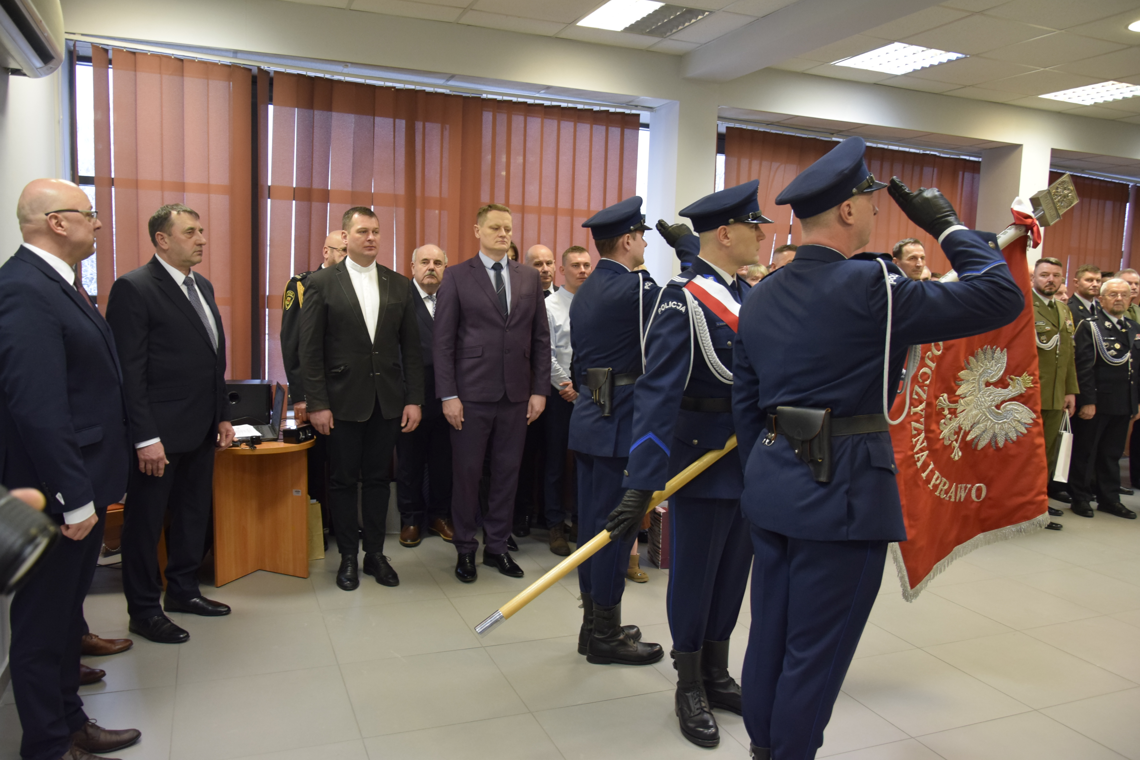 Uczestnicy uroczystości z&nbsp;udziałem pocztu sztandarowego Policji