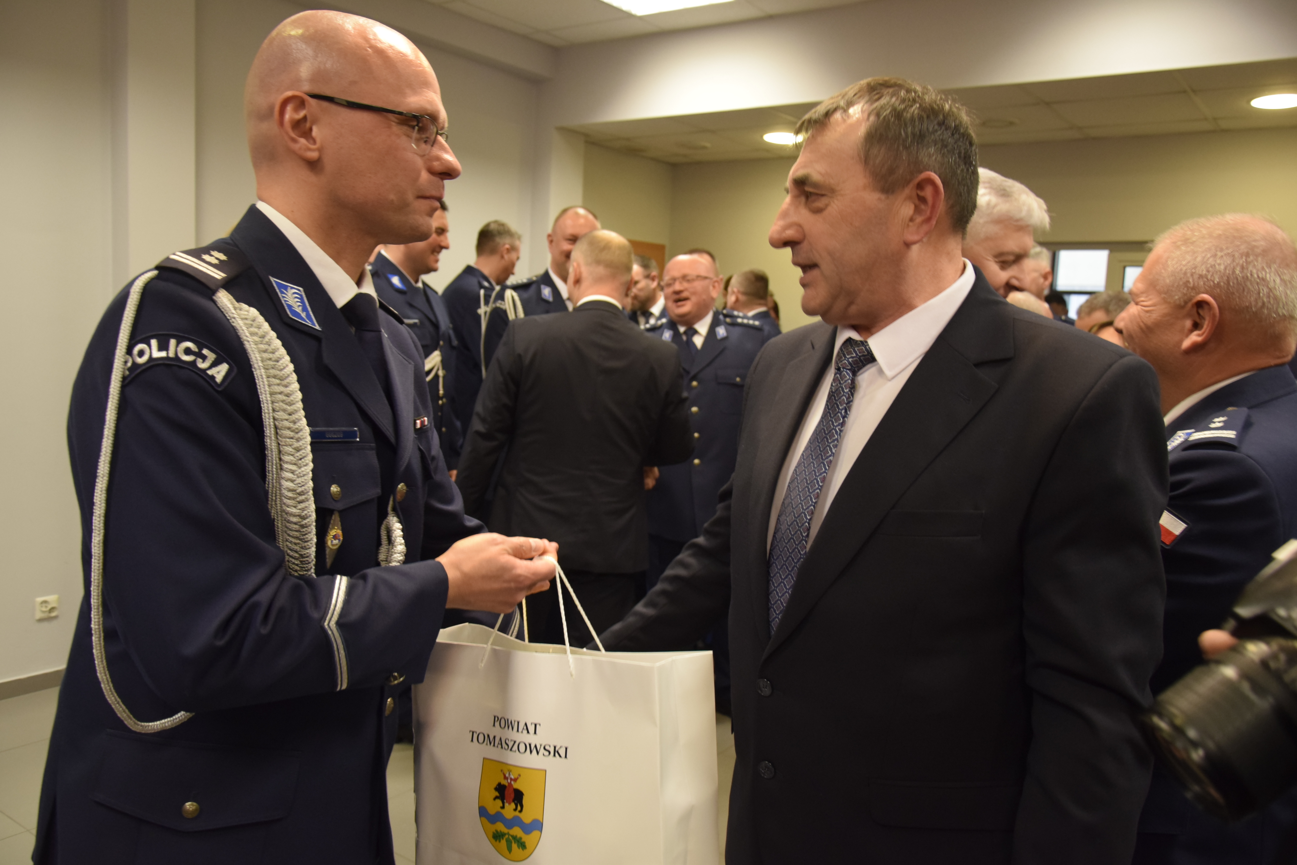 Nowy Komendant Policji mł. insp. Przemysław Mazurkiewicz ze Starostą Tomaszowskim Dariuszem Kowalczykiem