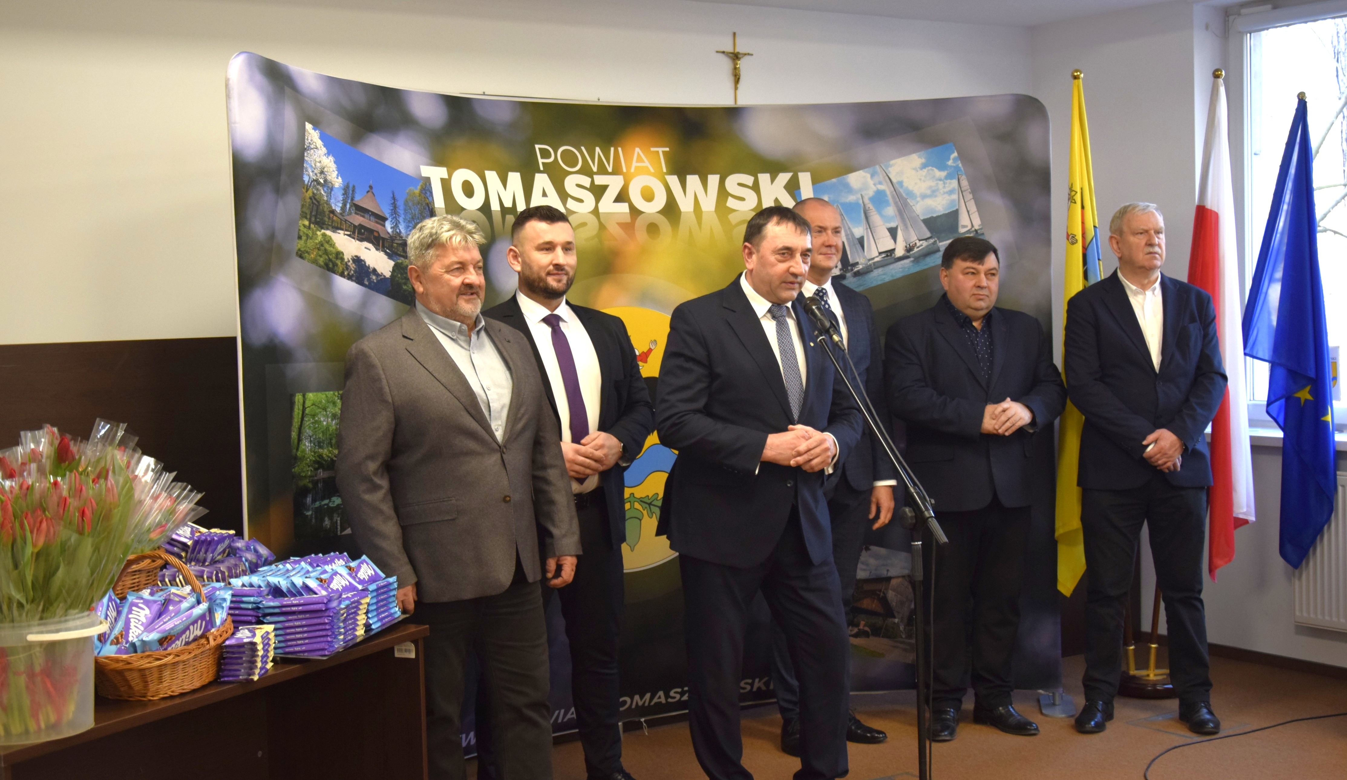 Zarząd Powiatu składa Paniom życzenia