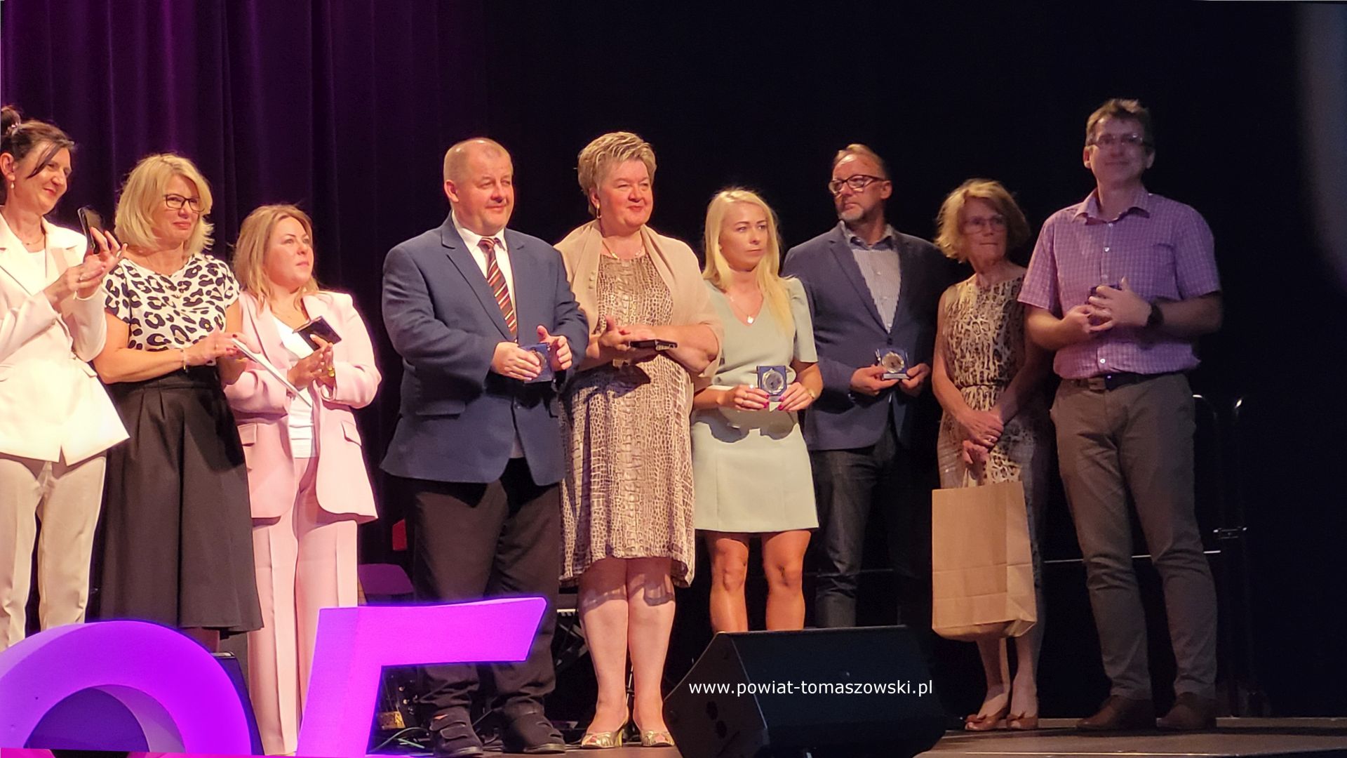 Na zdjęciu: uczestnicy uroczystości 25-lecia powstania Tomaszowskiego Stowarzyszenia Amazonek, kt&oacute;ra odbyła się w&nbsp;sobotę, 16 września 2023 roku w&nbsp;Powiatowym Centrum Animacji Społecznej w&nbsp;Tomaszowie Mazowieckim, 