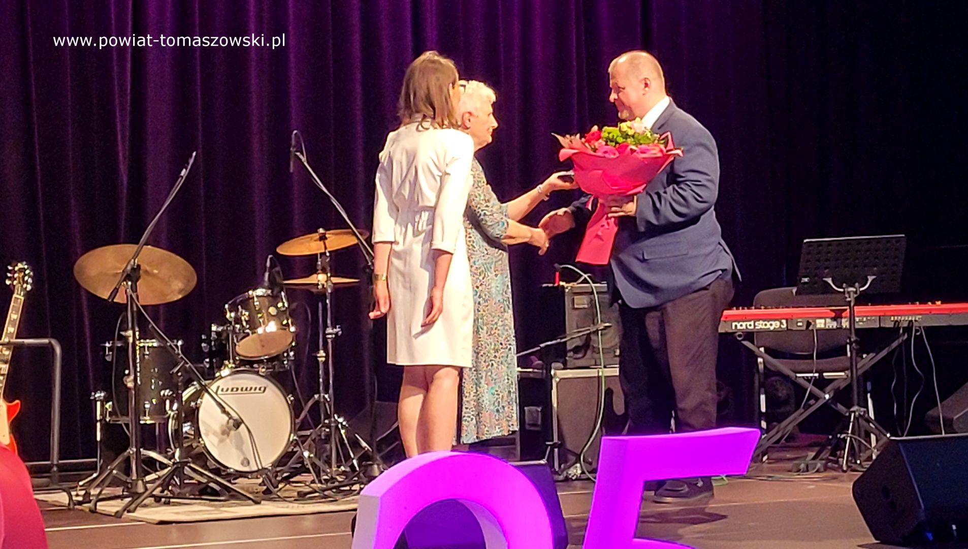 Na zdjęciu: uczestnicy uroczystości 25-lecia powstania Tomaszowskiego Stowarzyszenia Amazonek, kt&oacute;ra odbyła się w&nbsp;sobotę, 16 września 2023 roku w&nbsp;Powiatowym Centrum Animacji Społecznej w&nbsp;Tomaszowie Mazowieckim, 