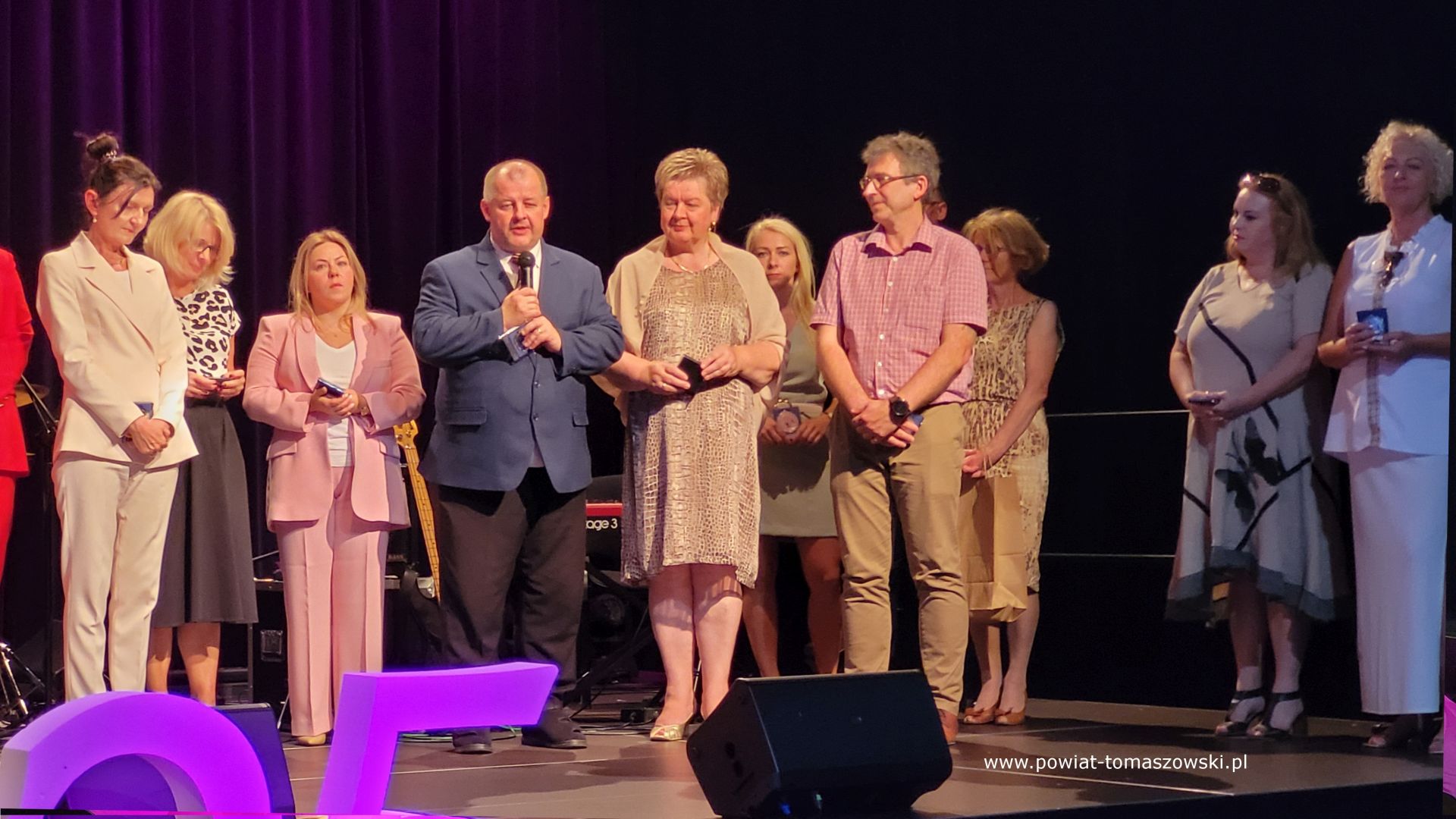 Na zdjęciu: uczestnicy uroczystości 25-lecia powstania Tomaszowskiego Stowarzyszenia Amazonek, kt&oacute;ra odbyła się w&nbsp;sobotę, 16 września 2023 roku w&nbsp;Powiatowym Centrum Animacji Społecznej w&nbsp;Tomaszowie Mazowieckim, 