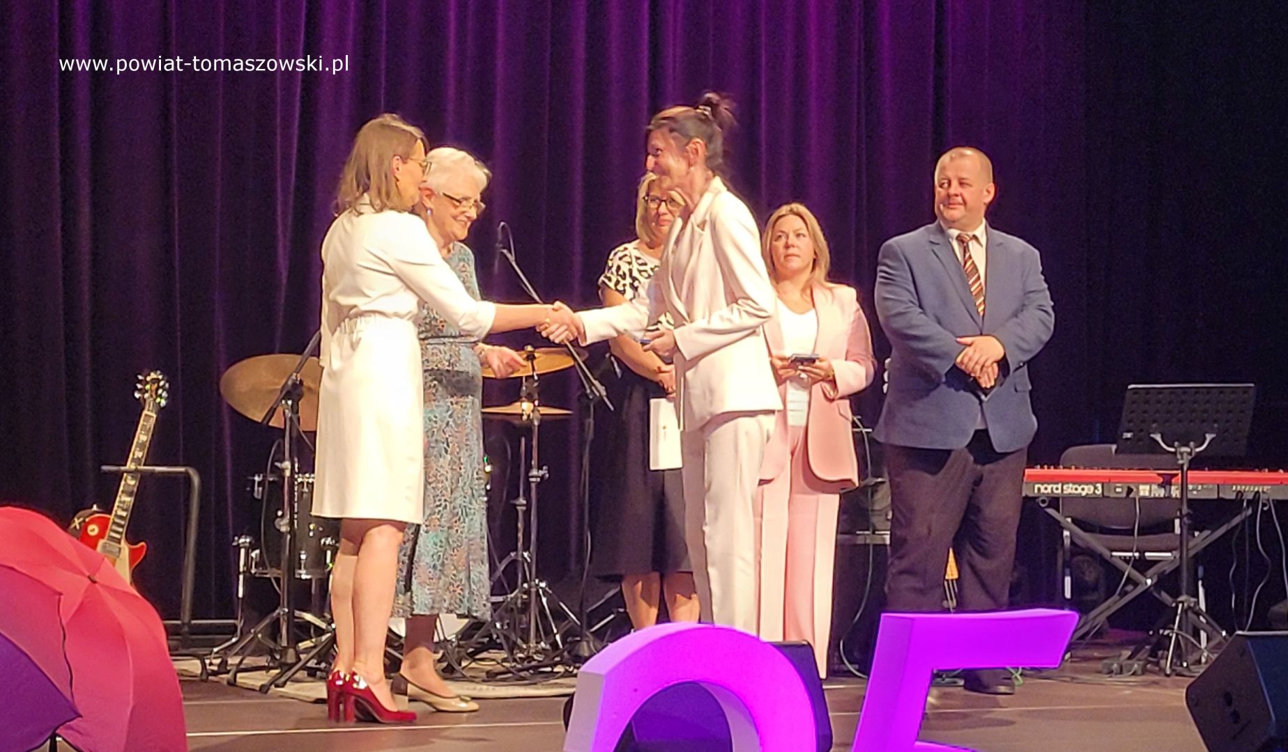 Na zdjęciu: uczestnicy uroczystości 25-lecia powstania Tomaszowskiego Stowarzyszenia Amazonek, kt&oacute;ra odbyła się w&nbsp;sobotę, 16 września 2023 roku w&nbsp;Powiatowym Centrum Animacji Społecznej w&nbsp;Tomaszowie Mazowieckim, 