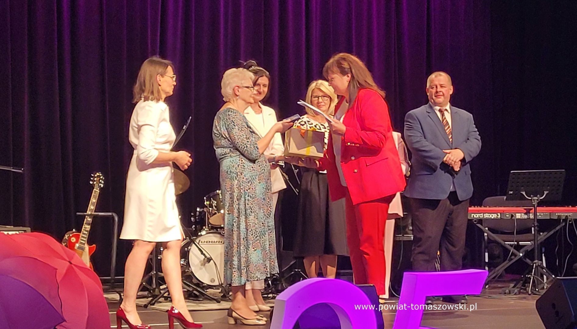 Na zdjęciu: uczestnicy uroczystości 25-lecia powstania Tomaszowskiego Stowarzyszenia Amazonek, kt&oacute;ra odbyła się w&nbsp;sobotę, 16 września 2023 roku w&nbsp;Powiatowym Centrum Animacji Społecznej w&nbsp;Tomaszowie Mazowieckim, 