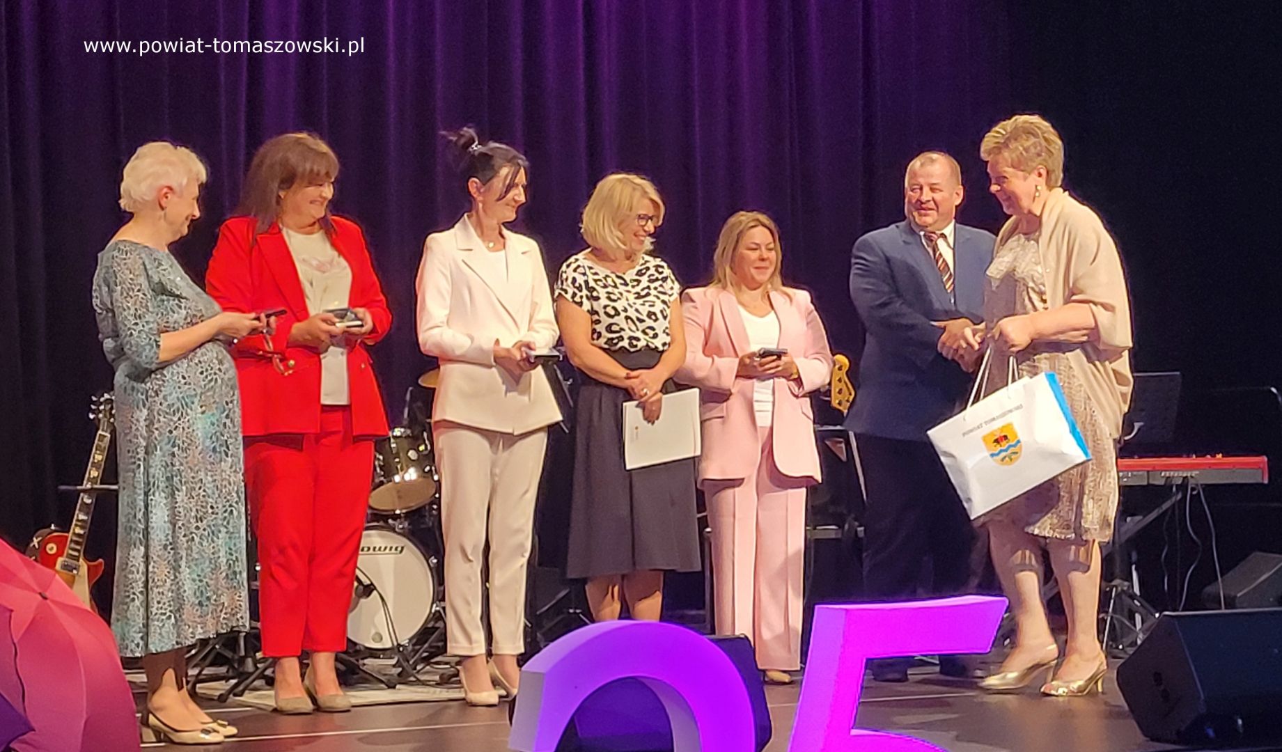 Na zdjęciu: uczestnicy uroczystości 25-lecia powstania Tomaszowskiego Stowarzyszenia Amazonek, kt&oacute;ra odbyła się w&nbsp;sobotę, 16 września 2023 roku w&nbsp;Powiatowym Centrum Animacji Społecznej w&nbsp;Tomaszowie Mazowieckim, 