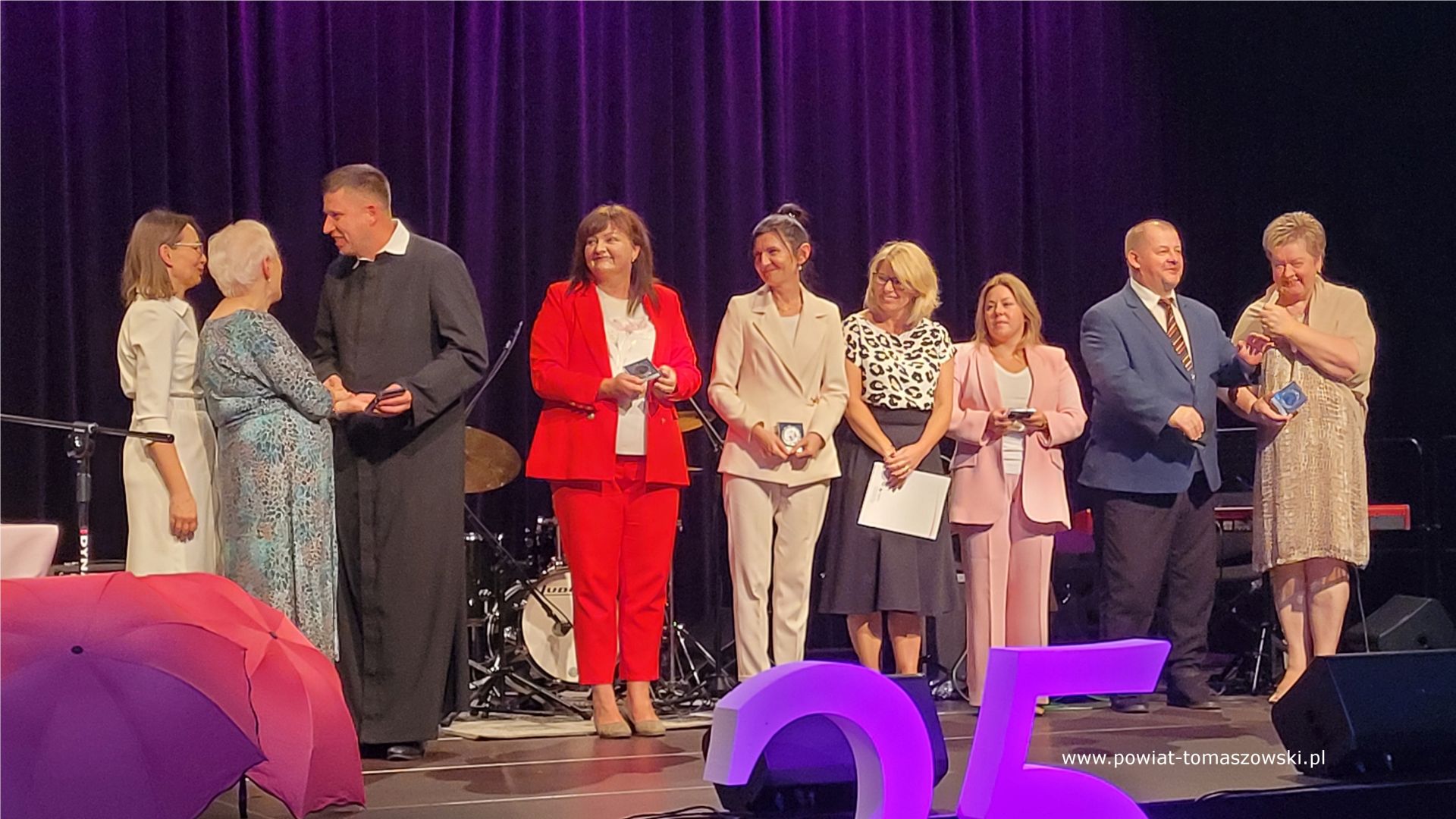 Na zdjęciu: uczestnicy uroczystości 25-lecia powstania Tomaszowskiego Stowarzyszenia Amazonek, kt&oacute;ra odbyła się w&nbsp;sobotę, 16 września 2023 roku w&nbsp;Powiatowym Centrum Animacji Społecznej w&nbsp;Tomaszowie Mazowieckim, 